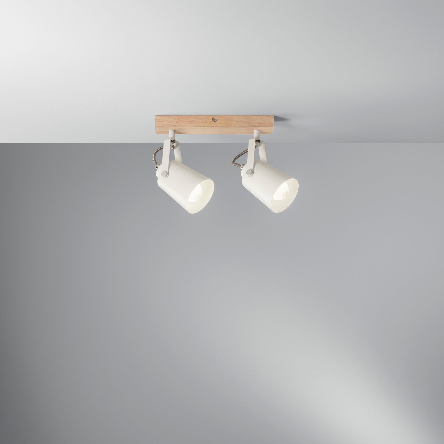 Plafone EDA in metallo bianco e legno con 2 punti luce orientabili
