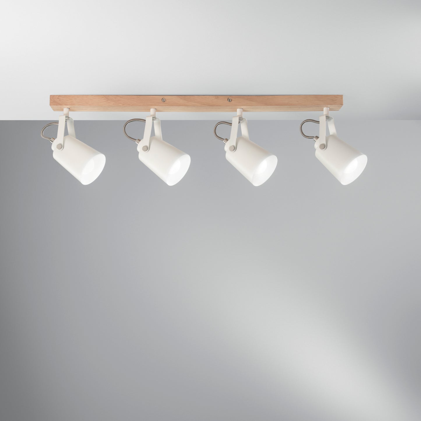 Plafone EDA in metallo bianco e legno con 4 punti luce orientabili