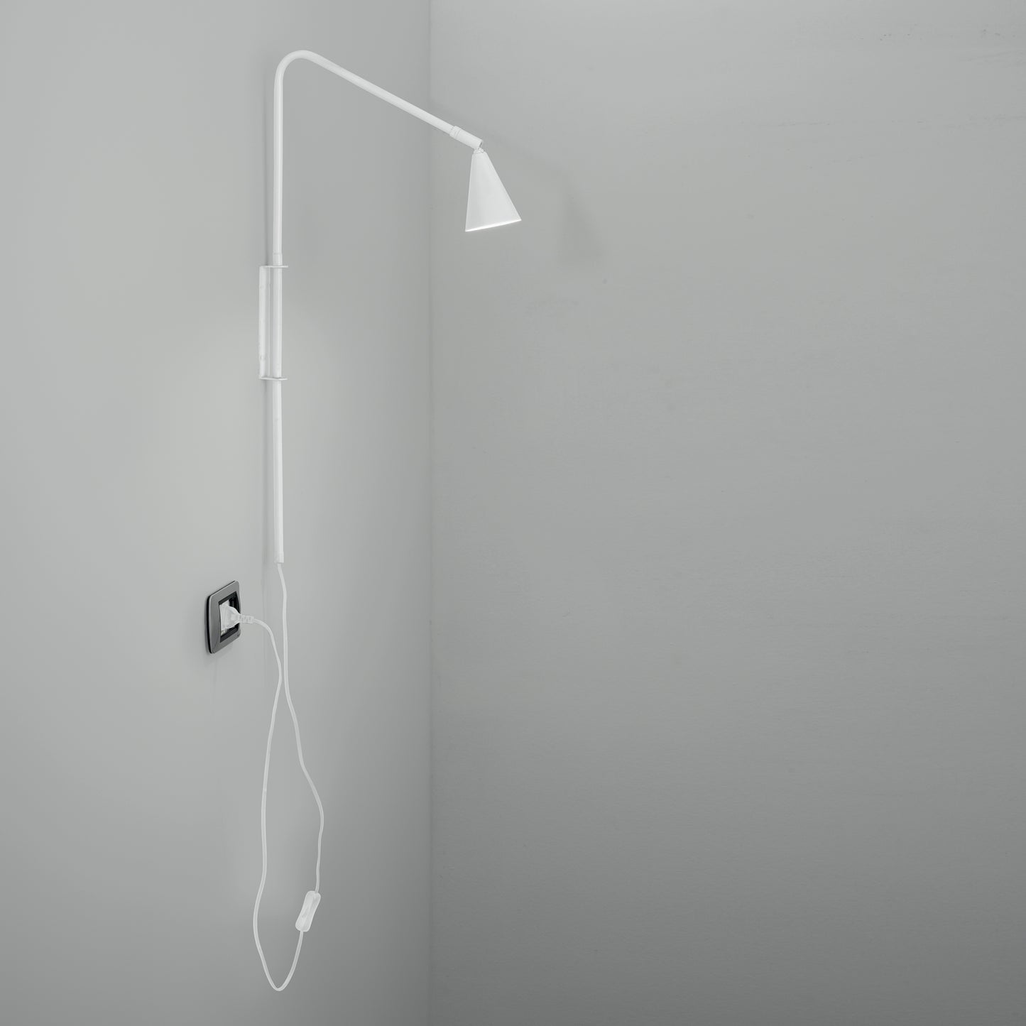 Applique ENEA in metallo bianco con punto luce orientabile
