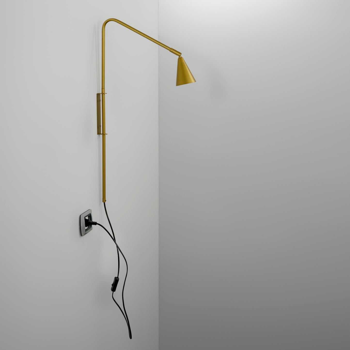 Applique ENEA in metallo oro con punto luce orientabile