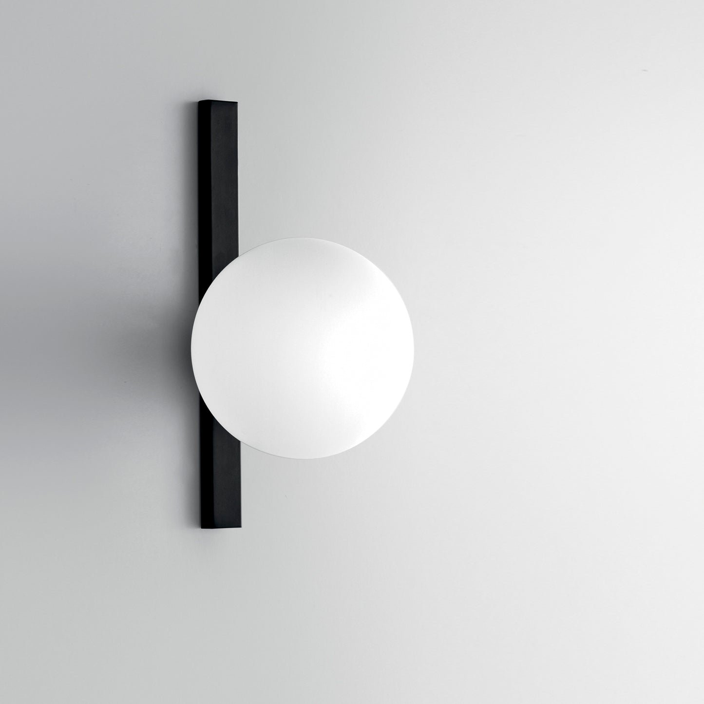 Applique ENOIRE in metallo nero con diffusore in vetro bianco