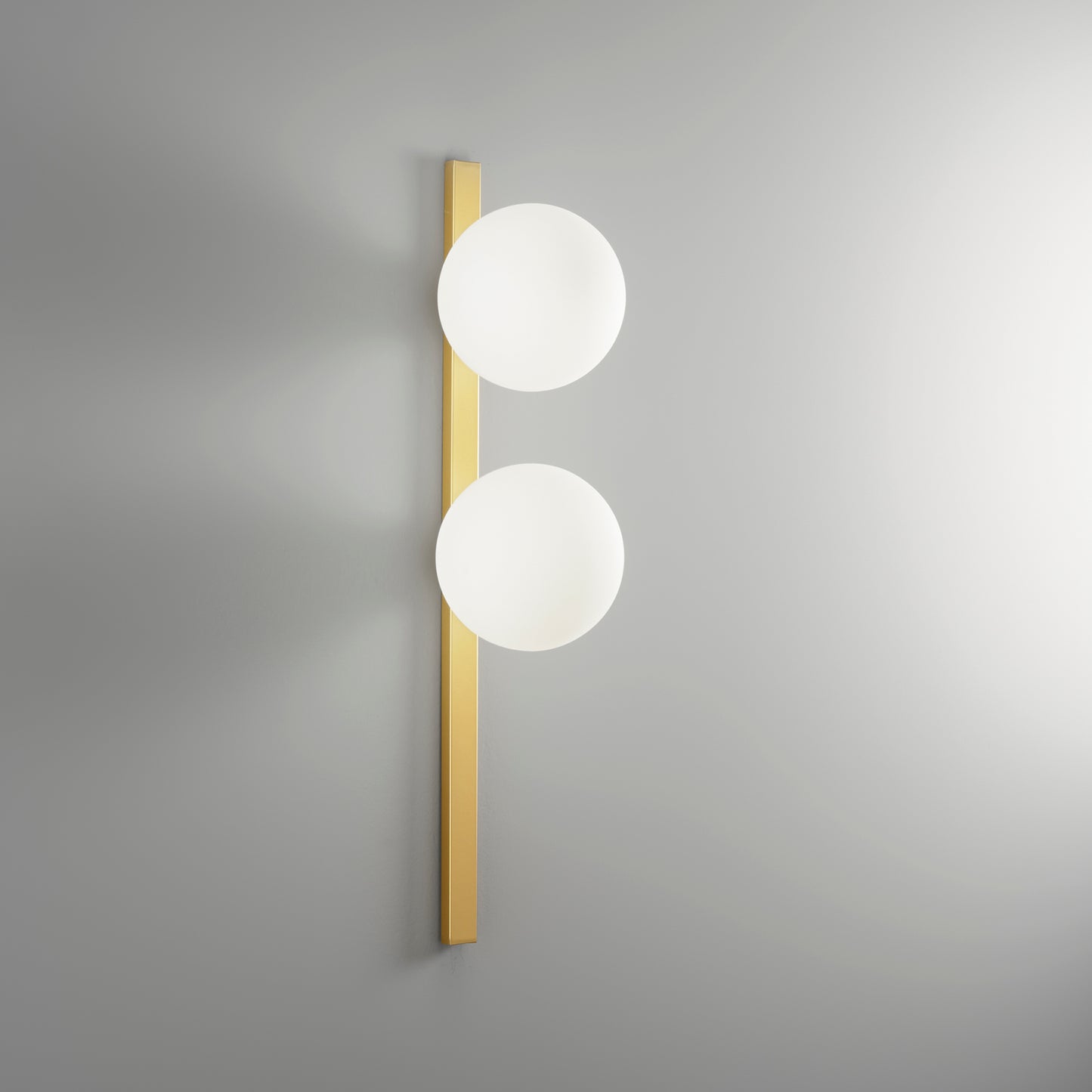 Applique ENOIRE in metallo oro con due diffusori in vetro bianco