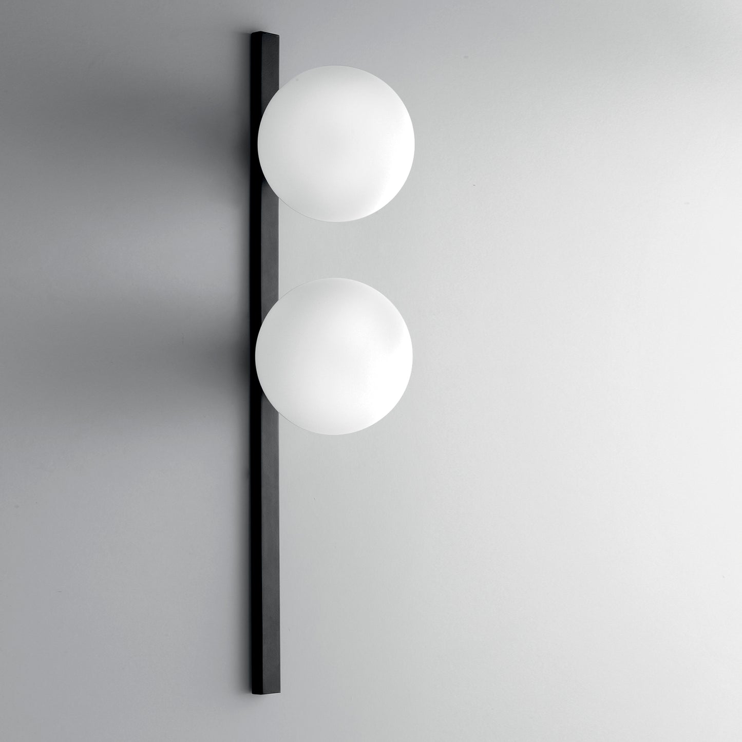 Applique ENOIRE in metallo nero con due diffusori in vetro bianco