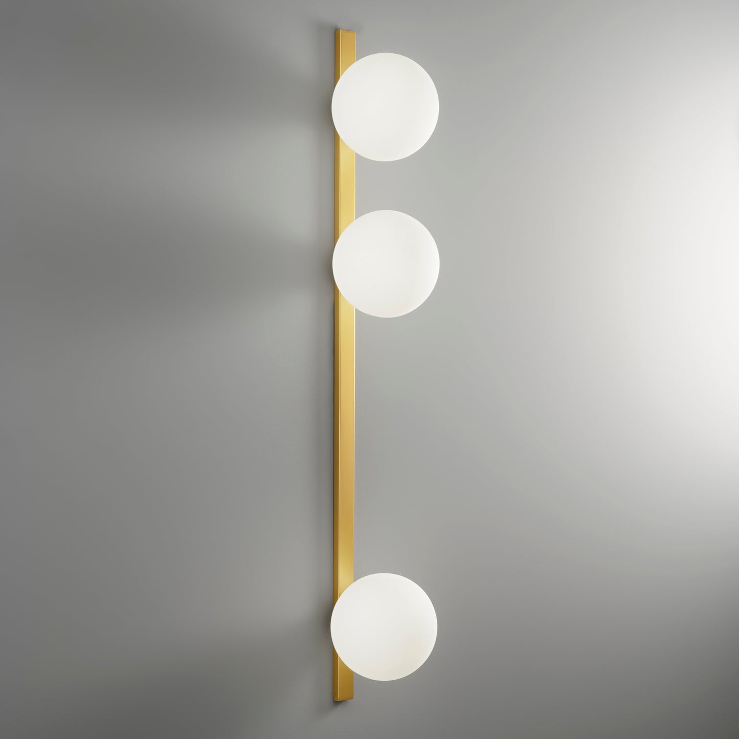 Applique ENOIRE in metallo oro con tre diffusori in vetro bianco