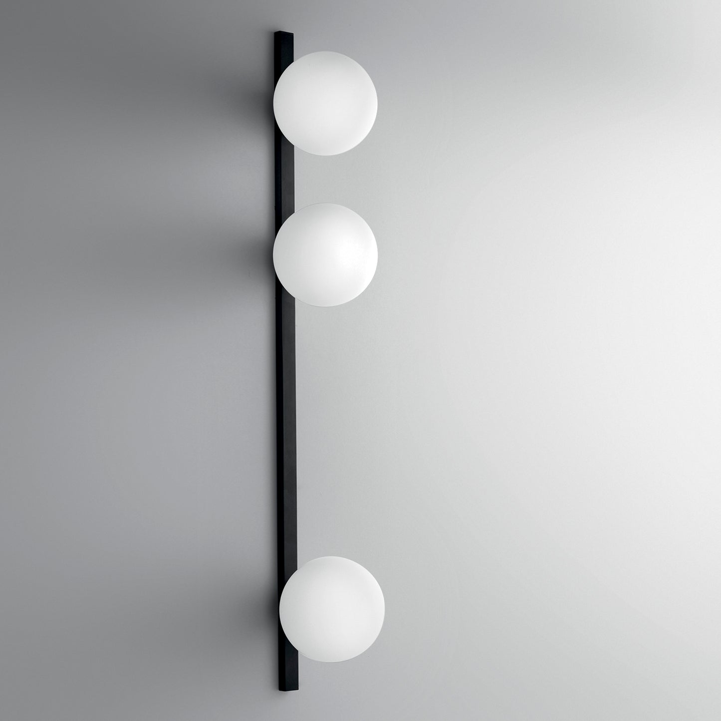 Applique ENOIRE in metallo nero con tre diffusori in vetro bianco