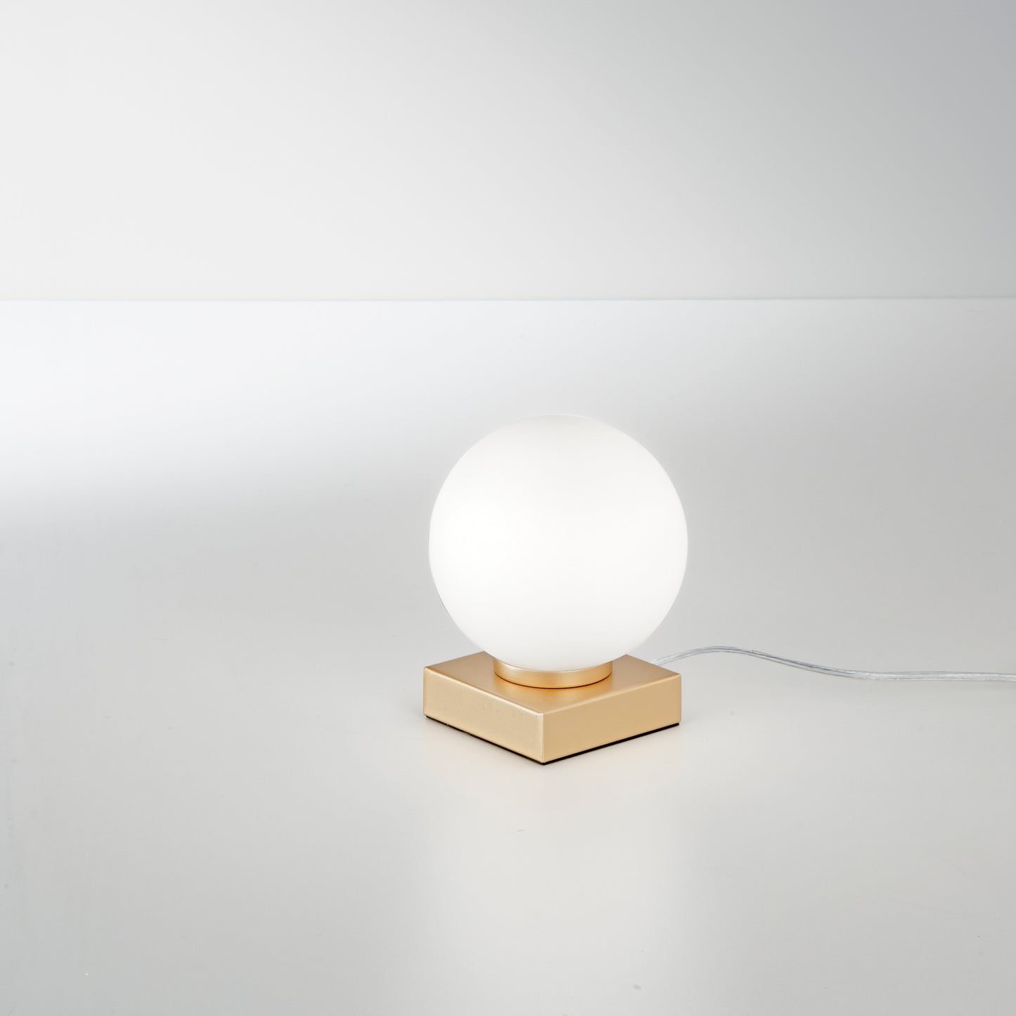 Lampada da tavolo ENOIRE in metallo oro con diffusore in vetro bianco