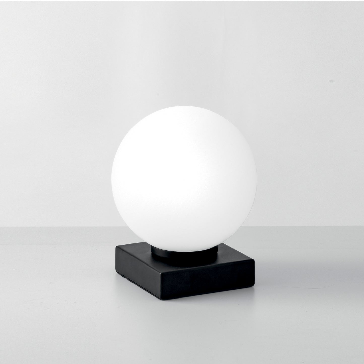 Lampada da tavolo ENOIRE in metallo nero con diffusore in vetro bianco