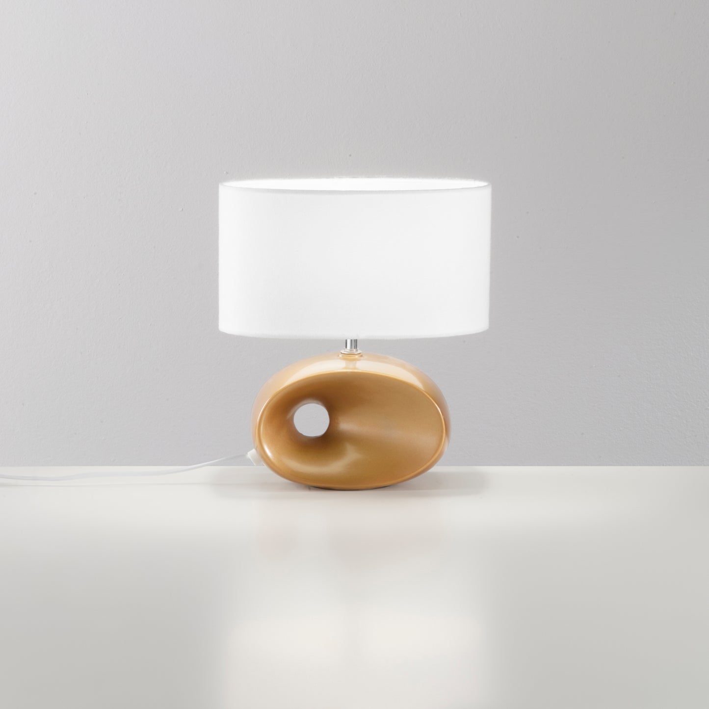Lampada da tavolo EOLO in ceramica dorata con paralume in tessuto bianco