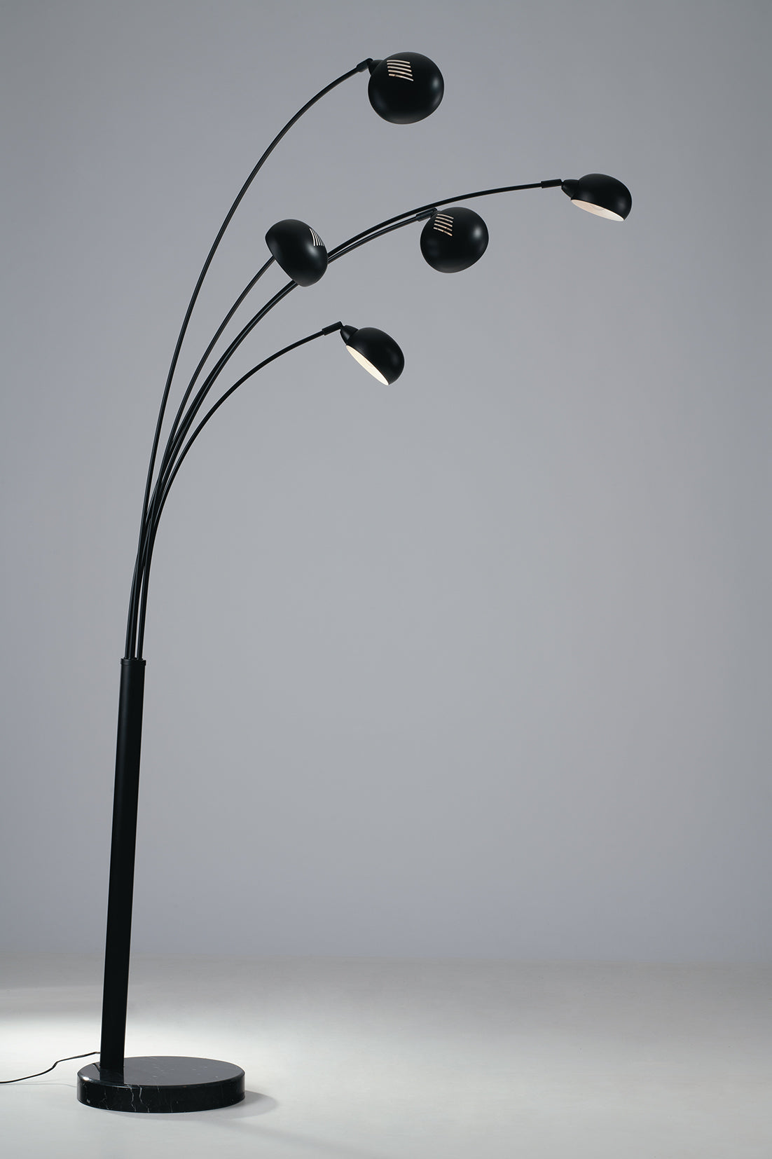 Piantana ERACLE a cinque luci in metallo nero con base in marmo