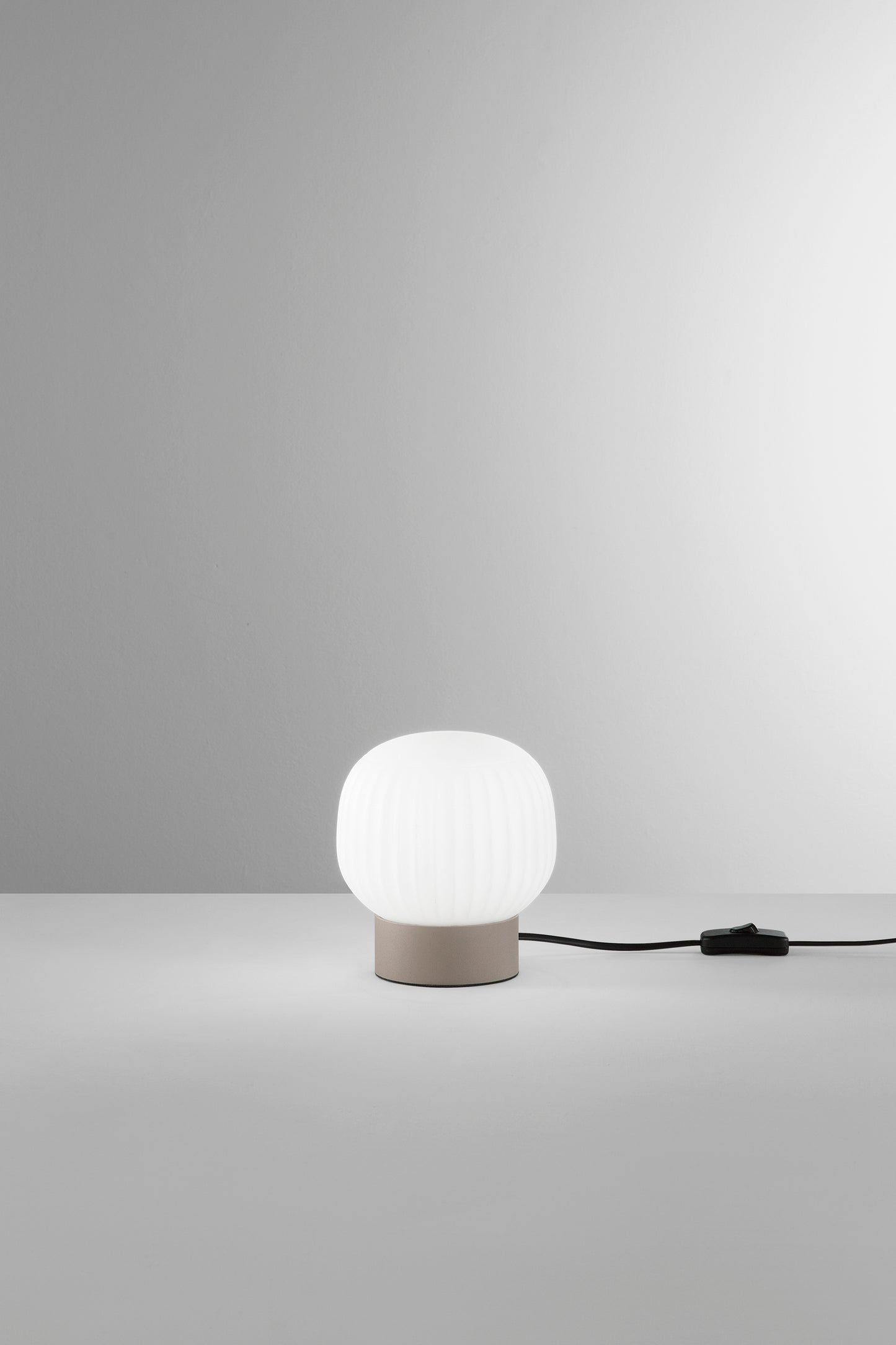Lampada da tavolo ERIS in metallo marrone sabbia e vetro bianco
