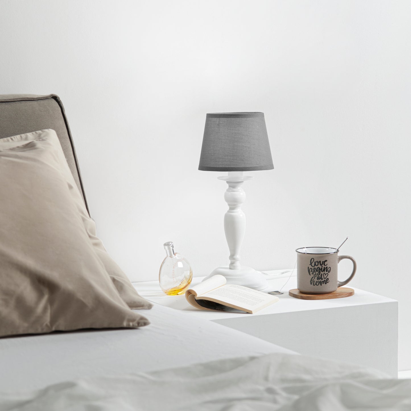 Lampada da tavolo FAVOLA in metallo bianco con paralume in tessuto grigio