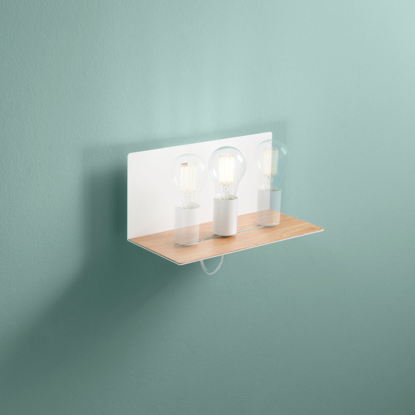 Applique FLASH in metallo bianco su mensola in legno con presa USB e punto luce mobile