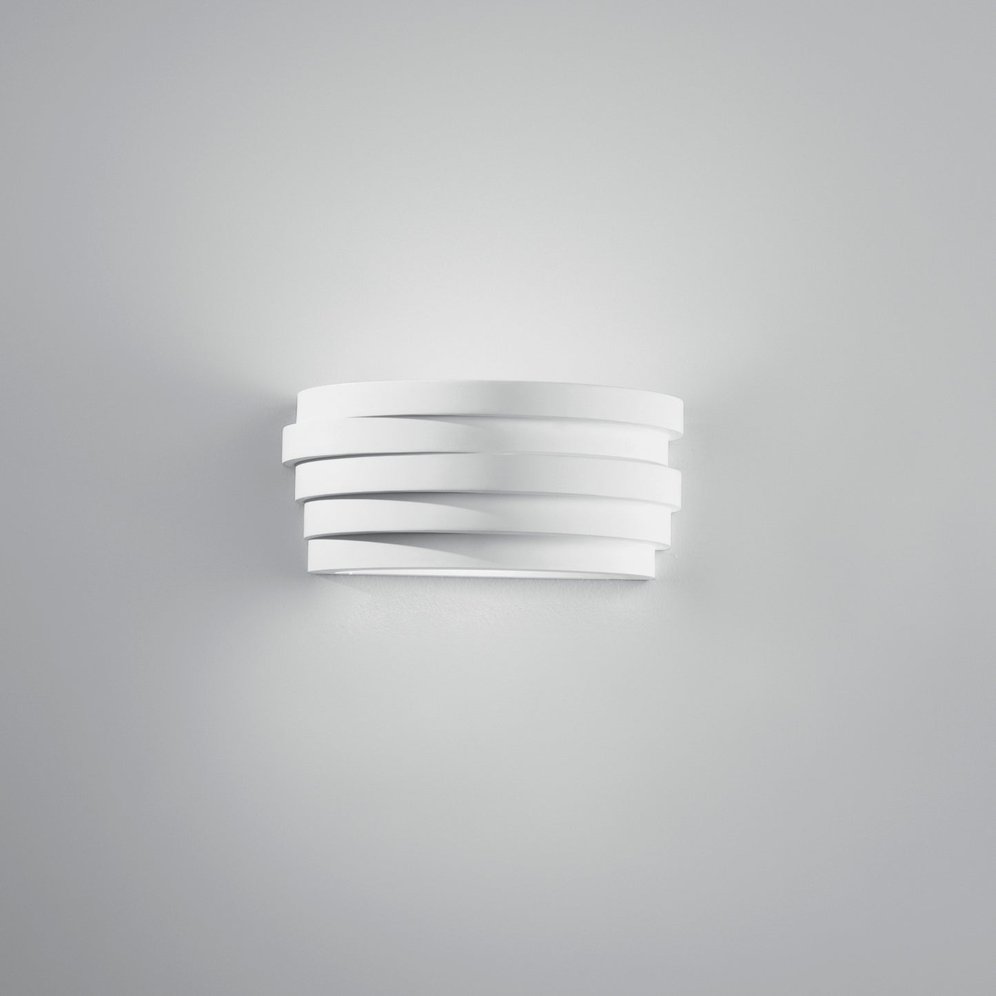 Applique FLOW forma curva in gesso verniciabile con luce biemissione.