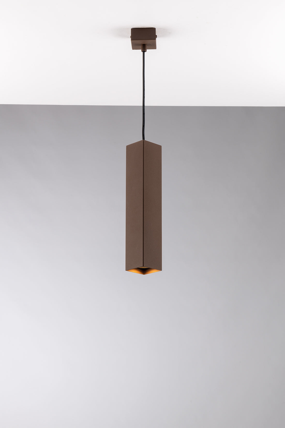 Sospensione FLUKE quadrata un punto luce in metallo bronzo 30 cm.