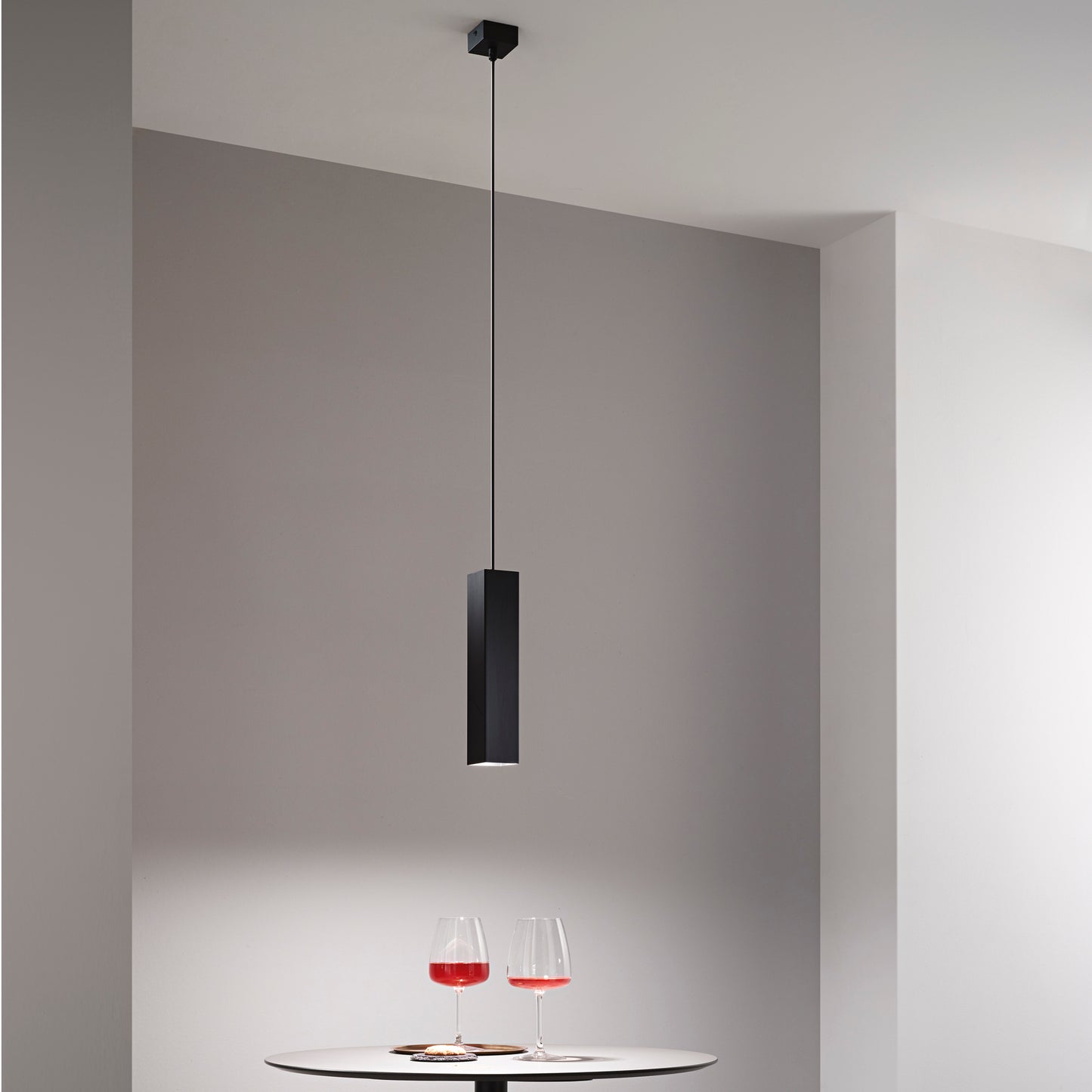 Sospensione FLUKE quadrata un punto luce in metallo nero 30 cm.