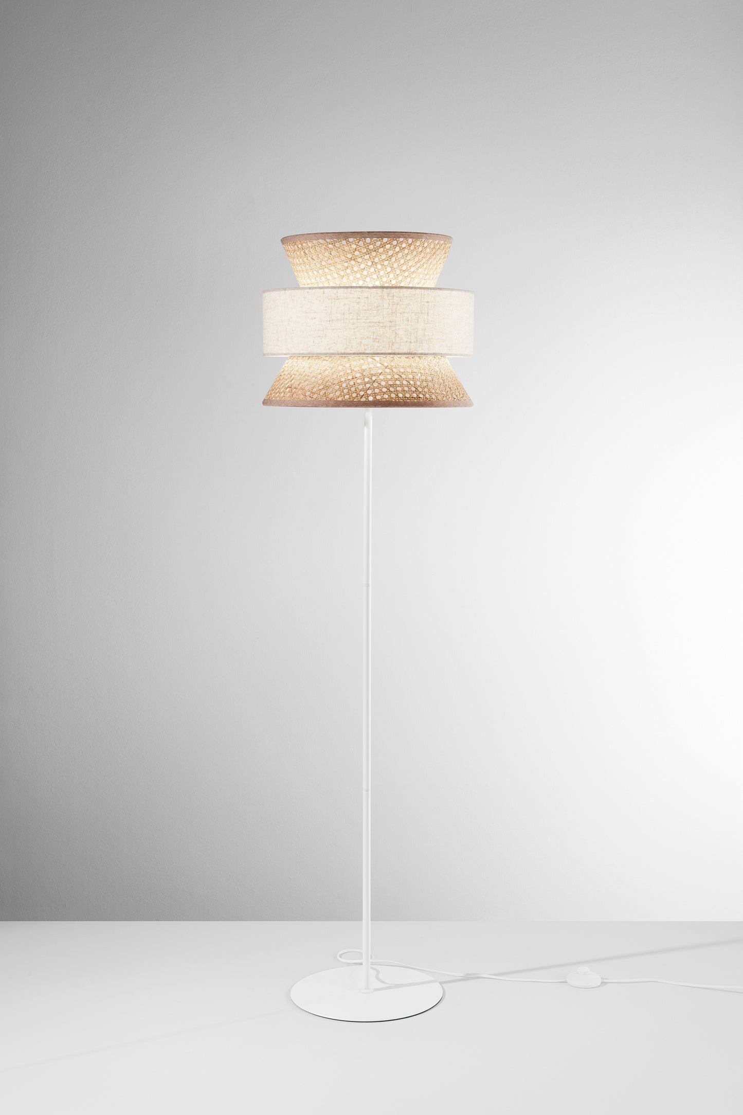 Piantana GAZEBO beige realizzata artigianalmente con materiali naturali