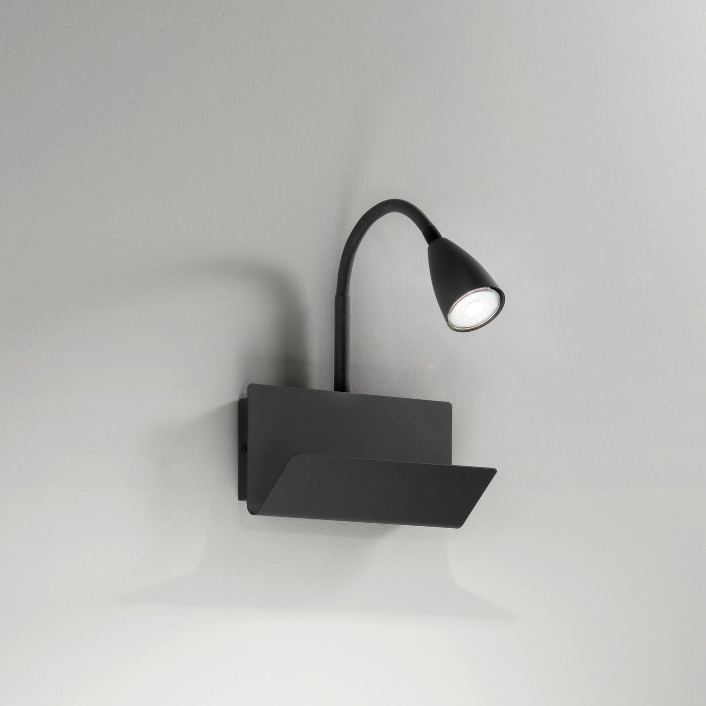 Applique GULP in metallo nero con braccio flessibile ed entrata USB 2A e Type-C