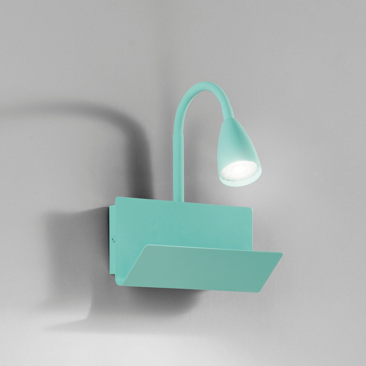 Applique GULP in metallo verde con braccio flessibile ed entrata USB 2A e Type-C