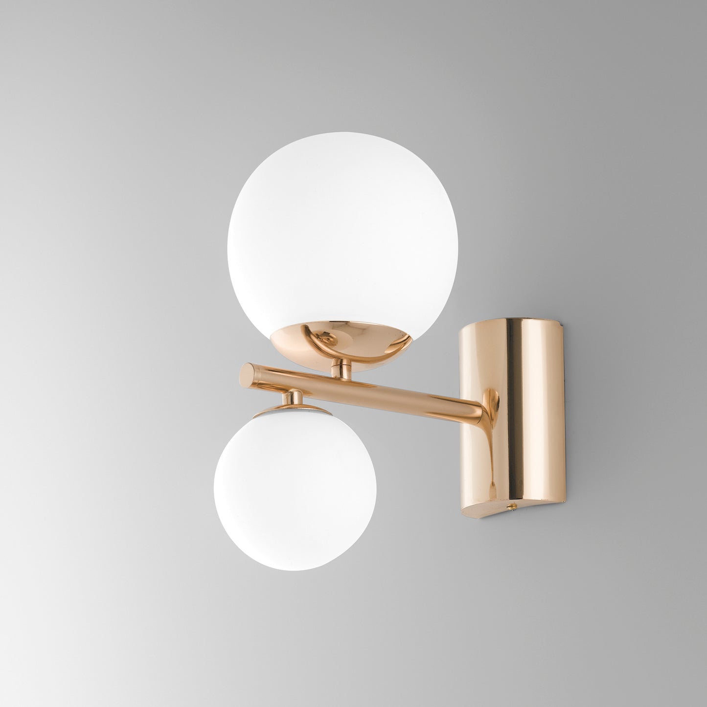 Applique HERA in metallo oro con due diffusori in vetro bianco