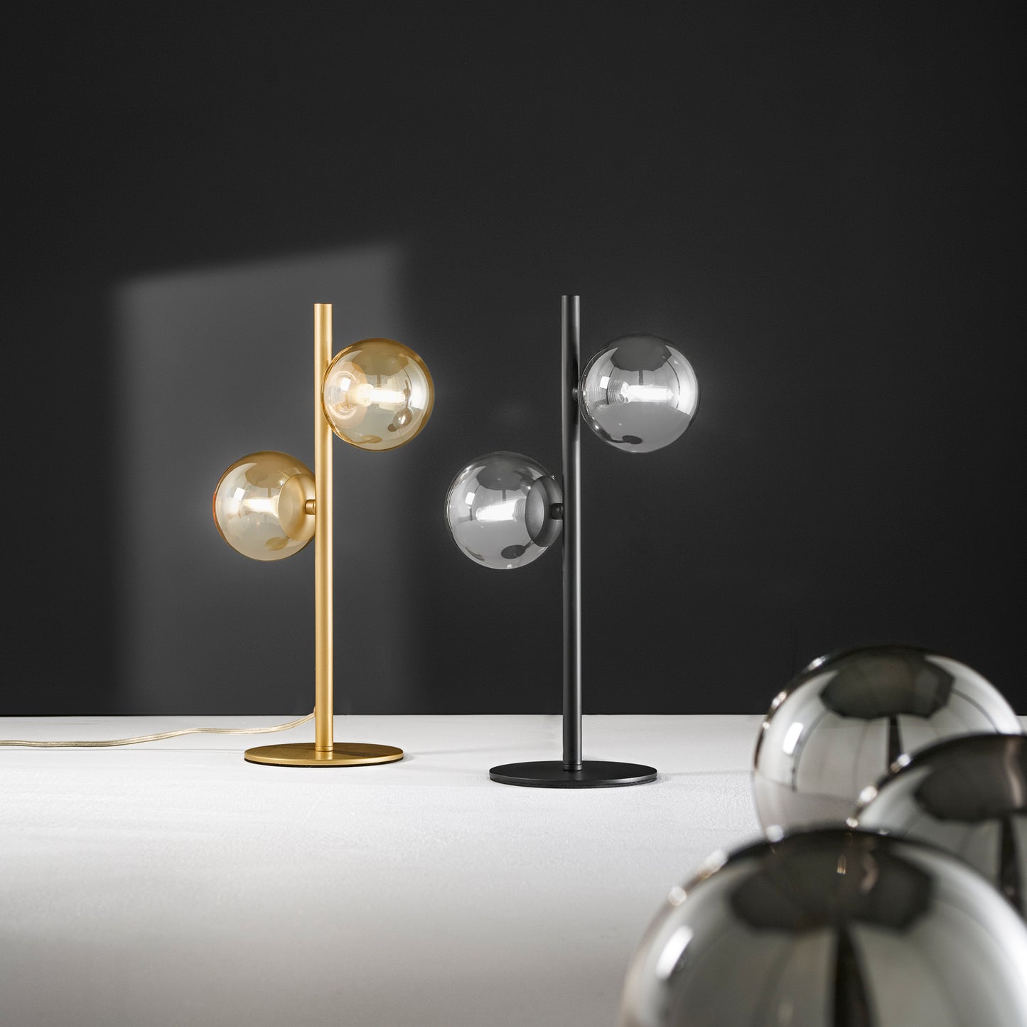 Lampada da tavolo HONEY in metallo nero con due diffusori in vetro fumè