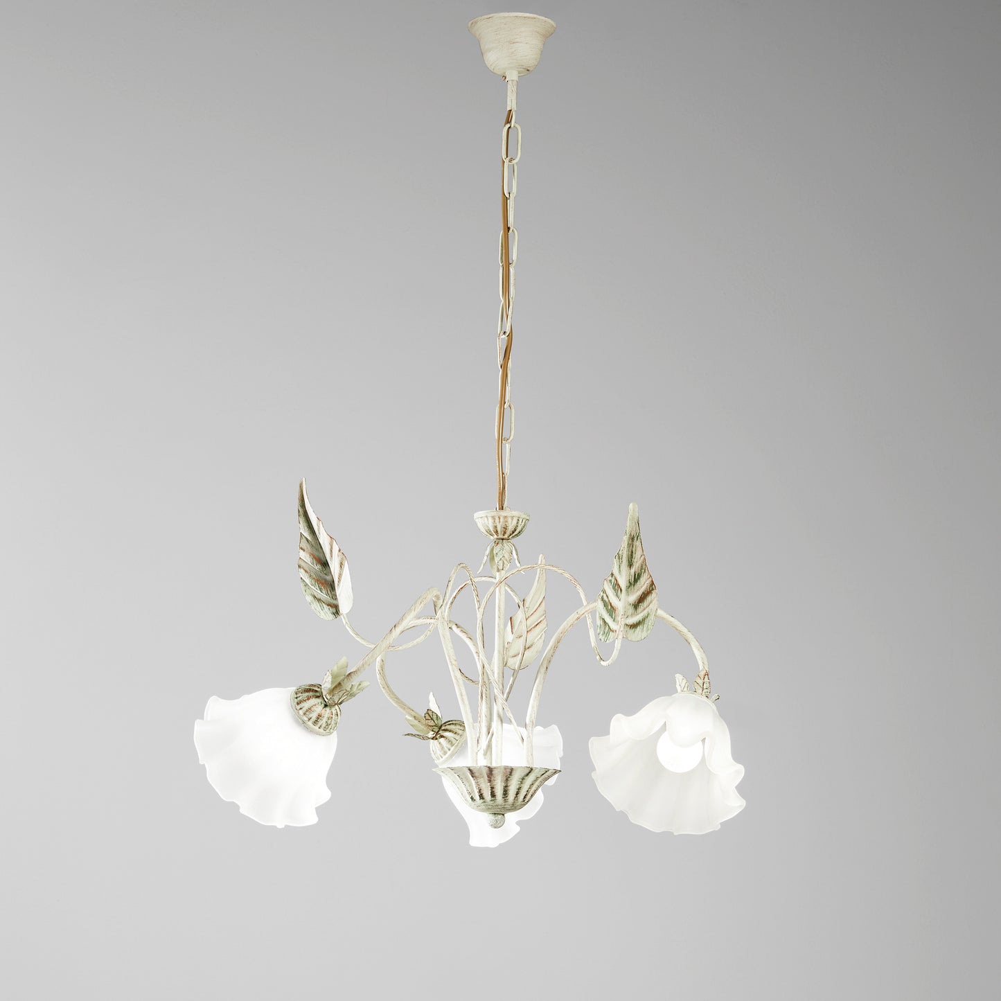 Lampadario ISOTTA in metallo avorio e tre diffusori in vetro bianco