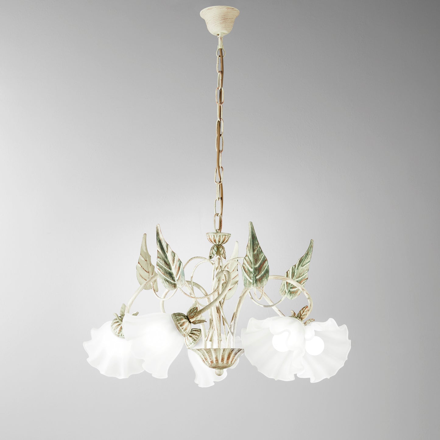 Lampadario ISOTTA in metallo avorio e cinque diffusori in vetro bianco