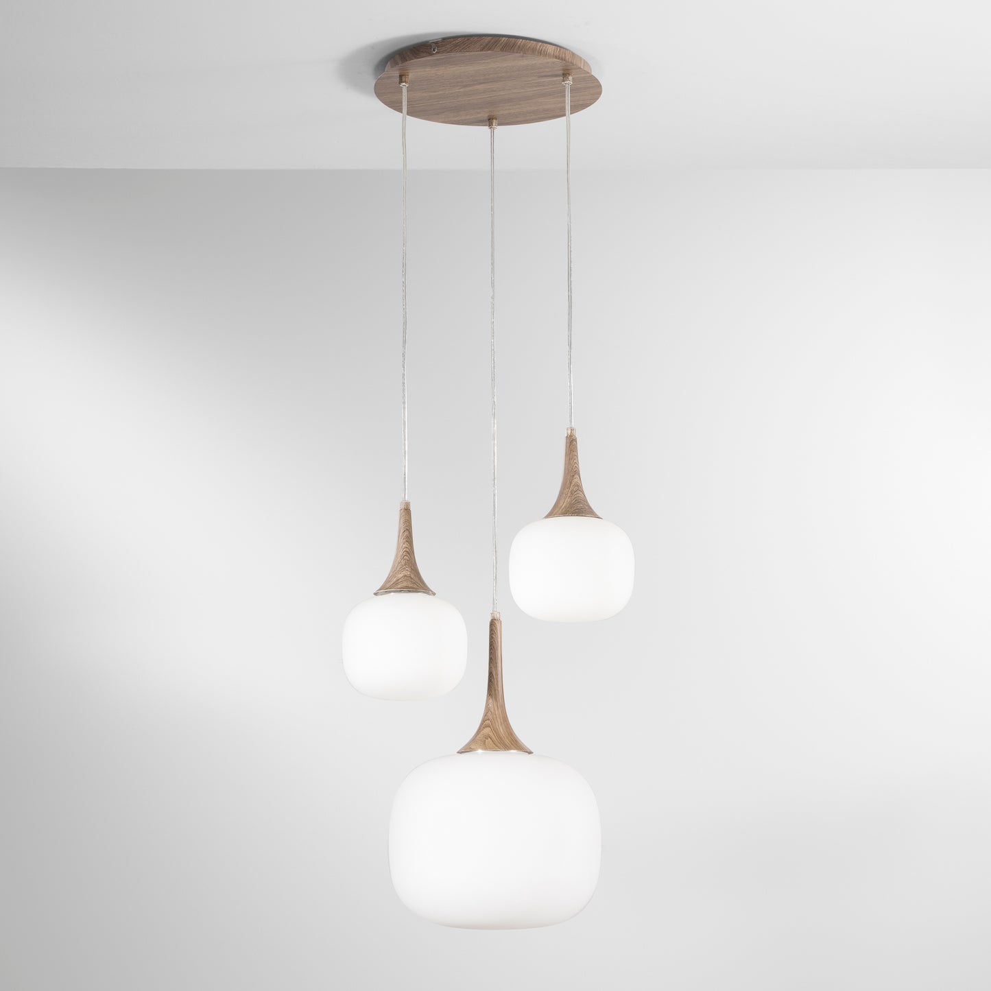 Sospensione JAIPUR in metallo color legno e tre diffusori in vetro bianco