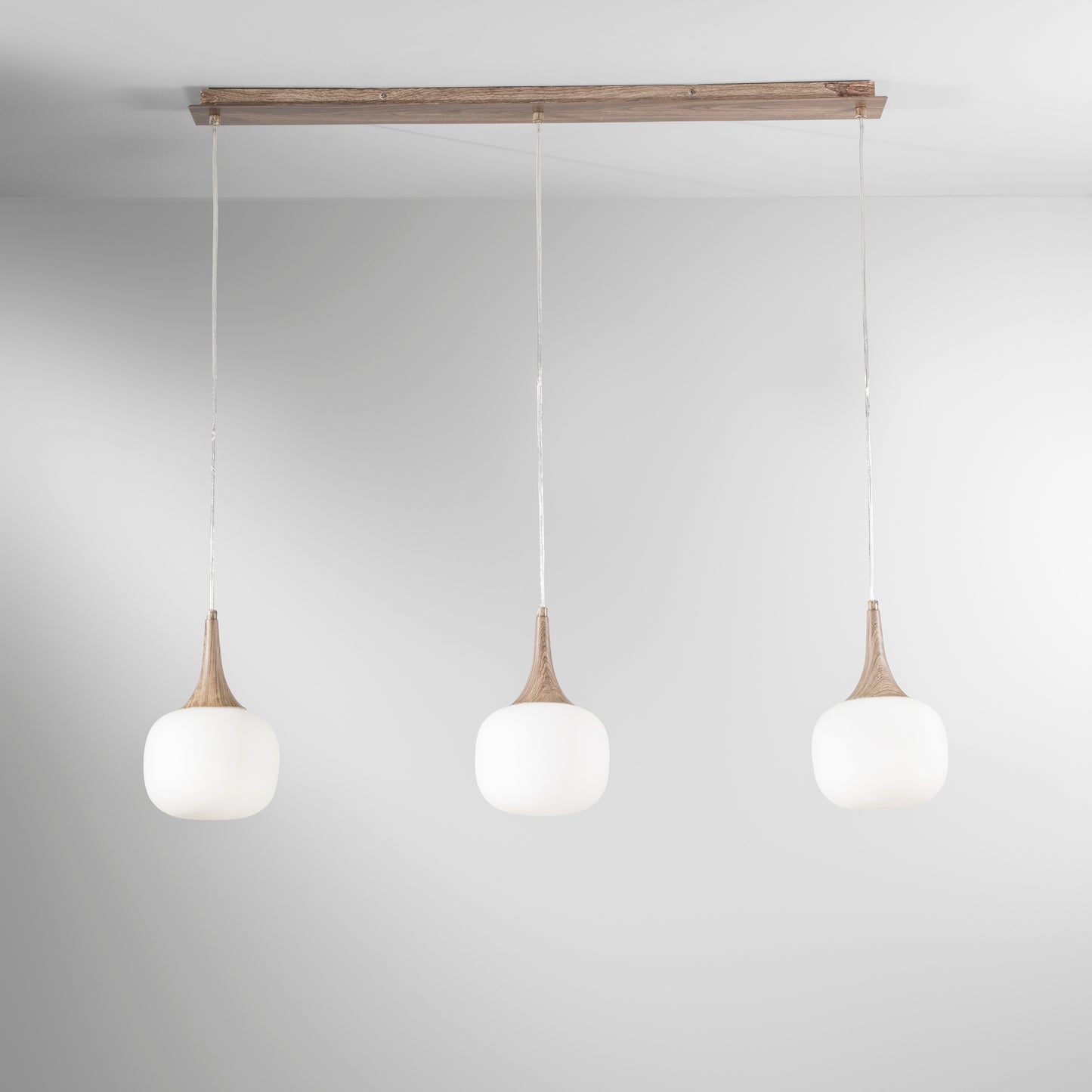 Sospensione lineare JAIPUR in metallo color legno e tre diffusori in vetro bianco