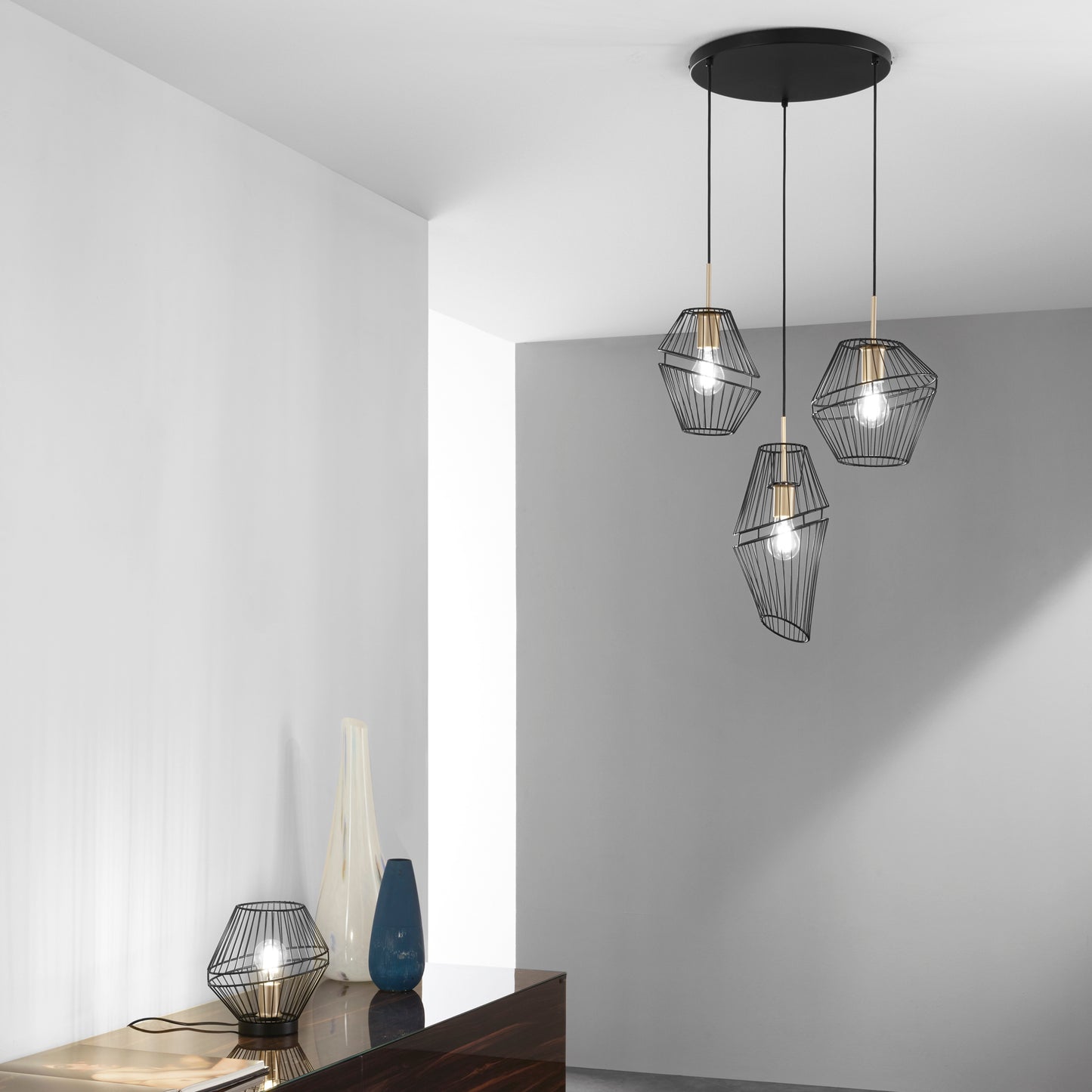 Sospensione KIKO a tre luci in metallo nero e oro