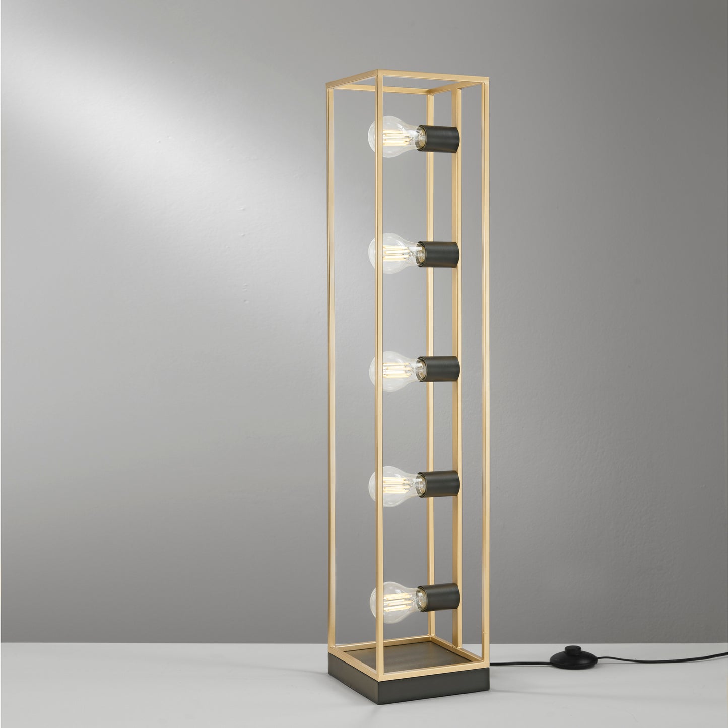 Piantana KIMERA in metallo nero e oro a 5 luci