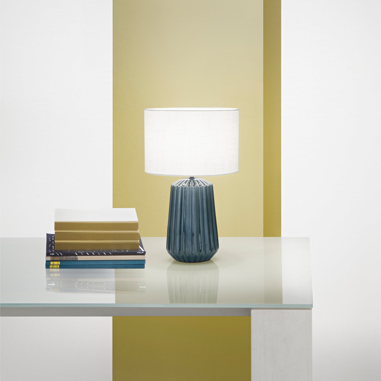 Lampada da tavolo KIOWA base in ceramica ottanio con paralume in tessuto bianco
