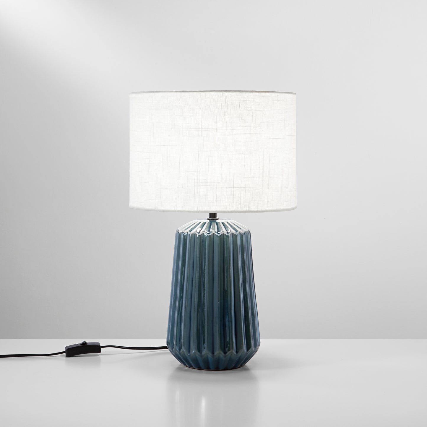 Lampada da tavolo KIOWA base in ceramica ottanio con paralume in tessuto bianco