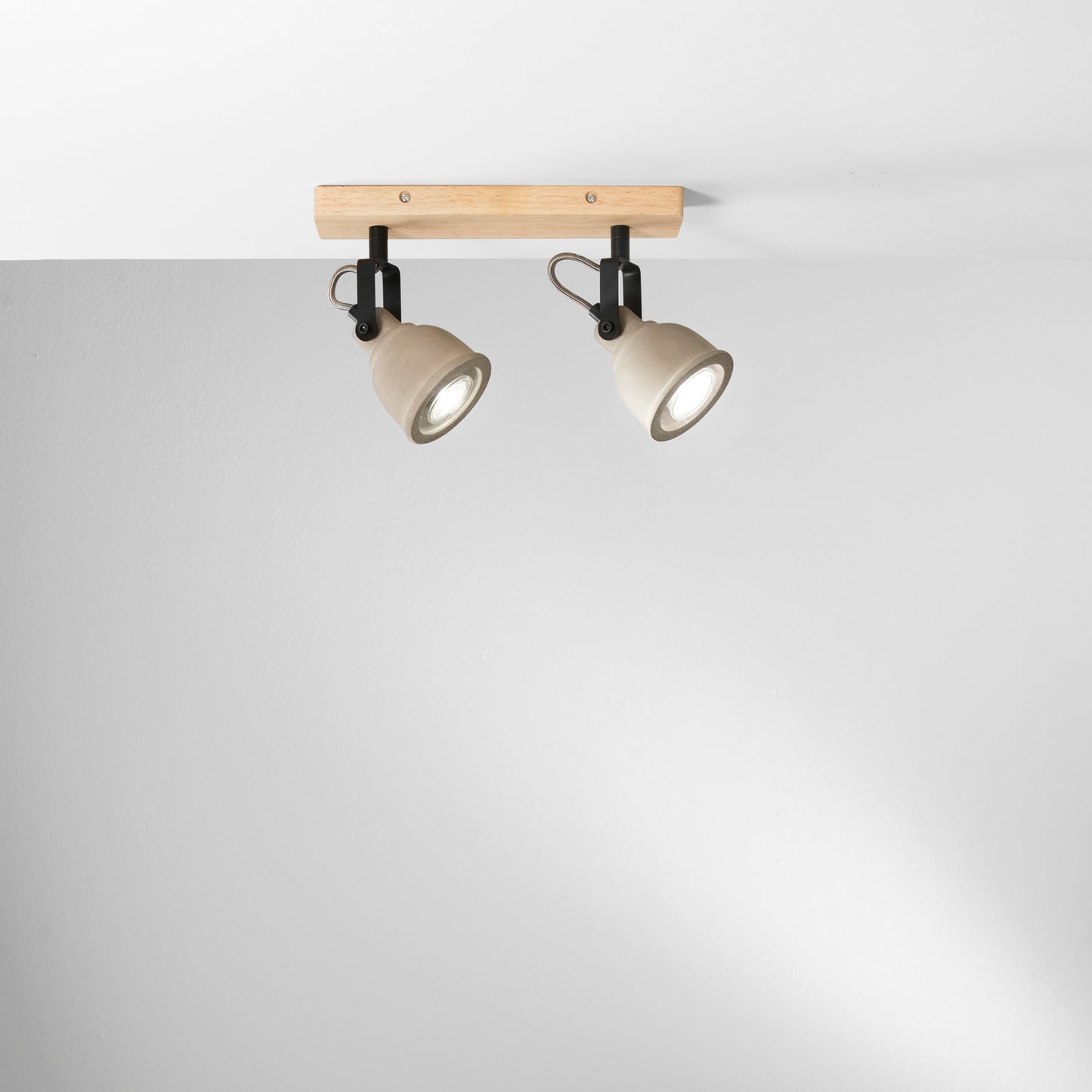 Plafone KISA con base in legno e 2 diffusori in cemento