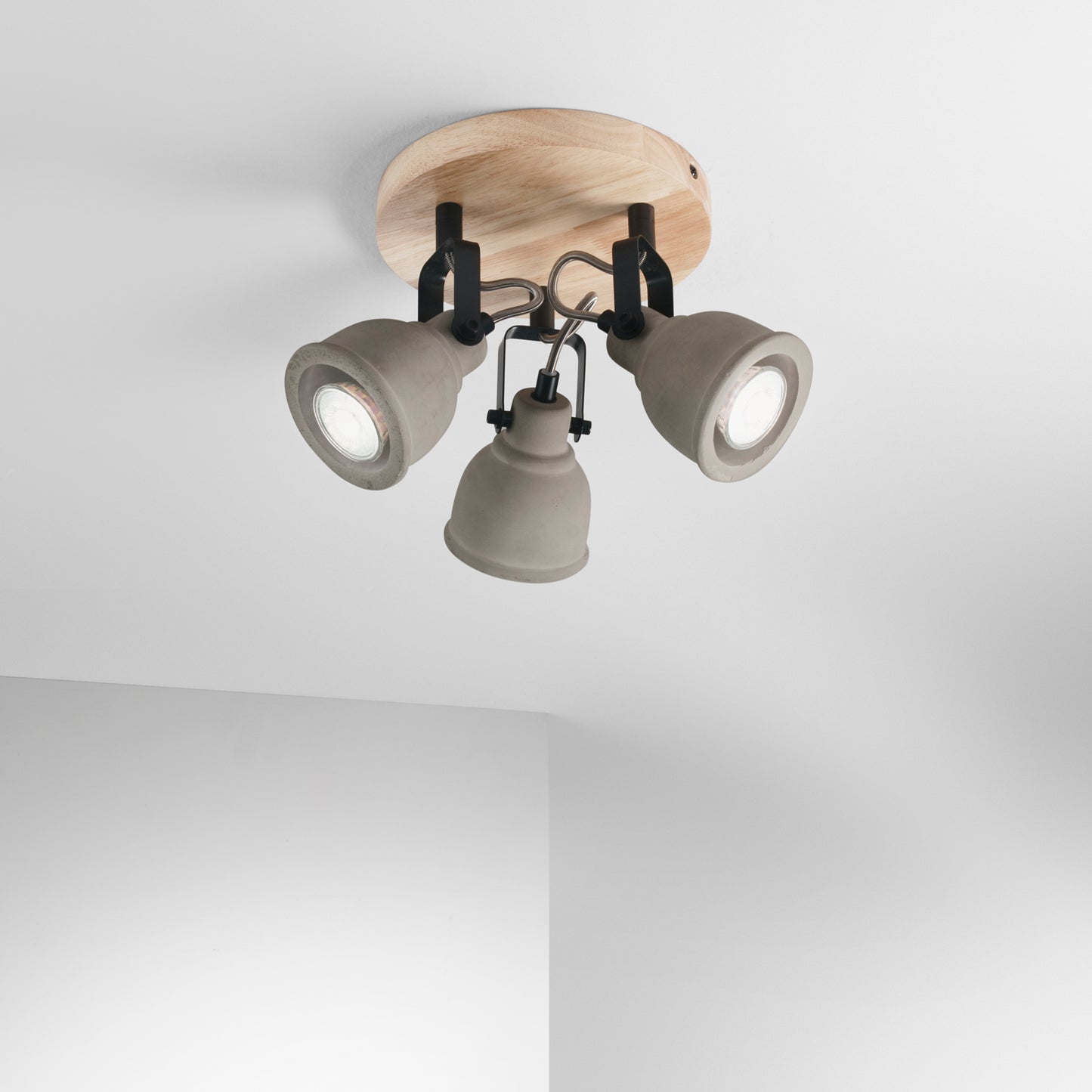 Plafoniera KISA con base in legno e 3 diffusori in cemento