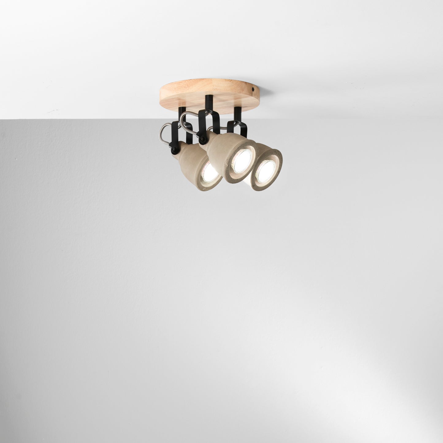 Plafoniera KISA con base in legno e 3 diffusori in cemento