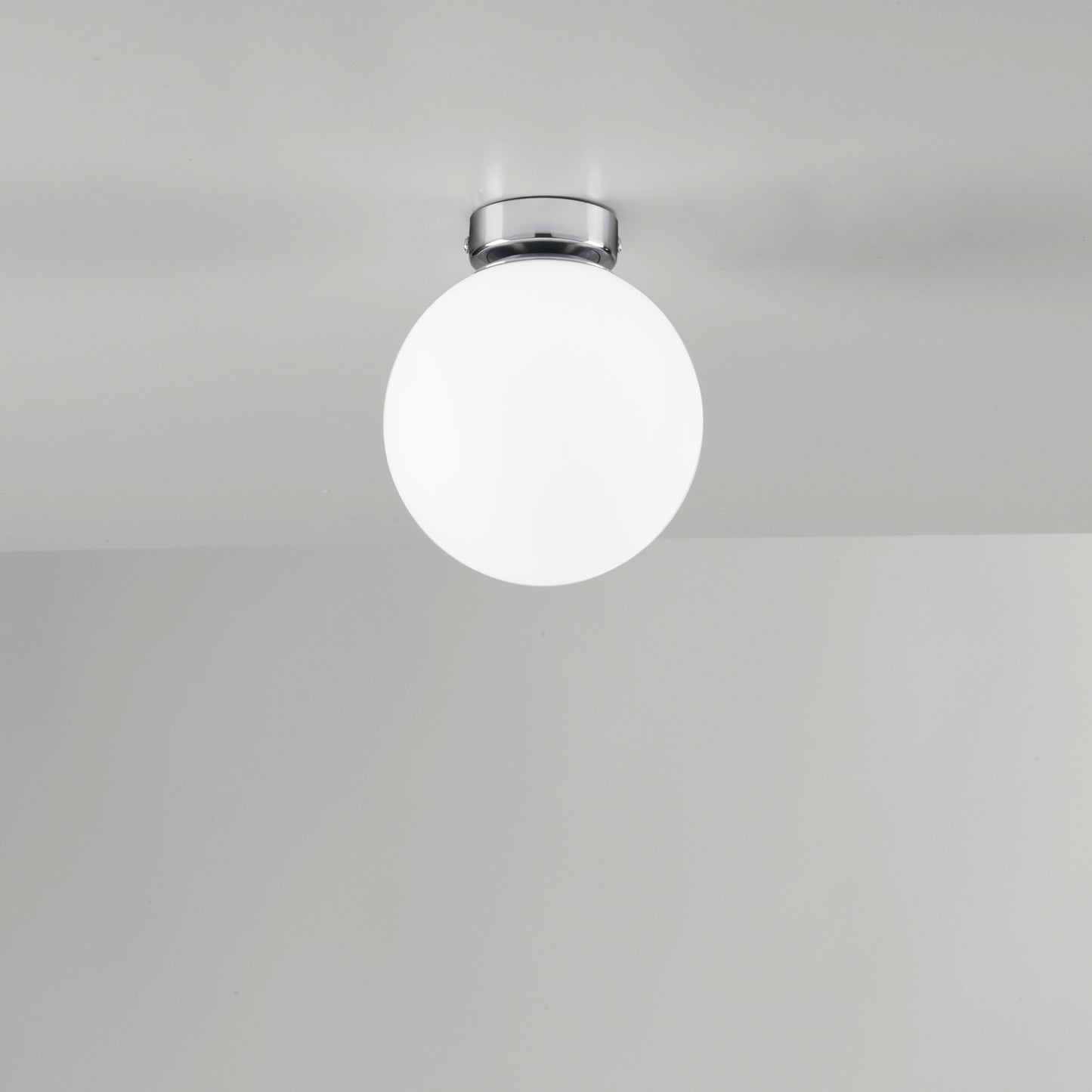 Plafoniera CITY in metallo cromato con diffusore in vetro bianco 15 cm.