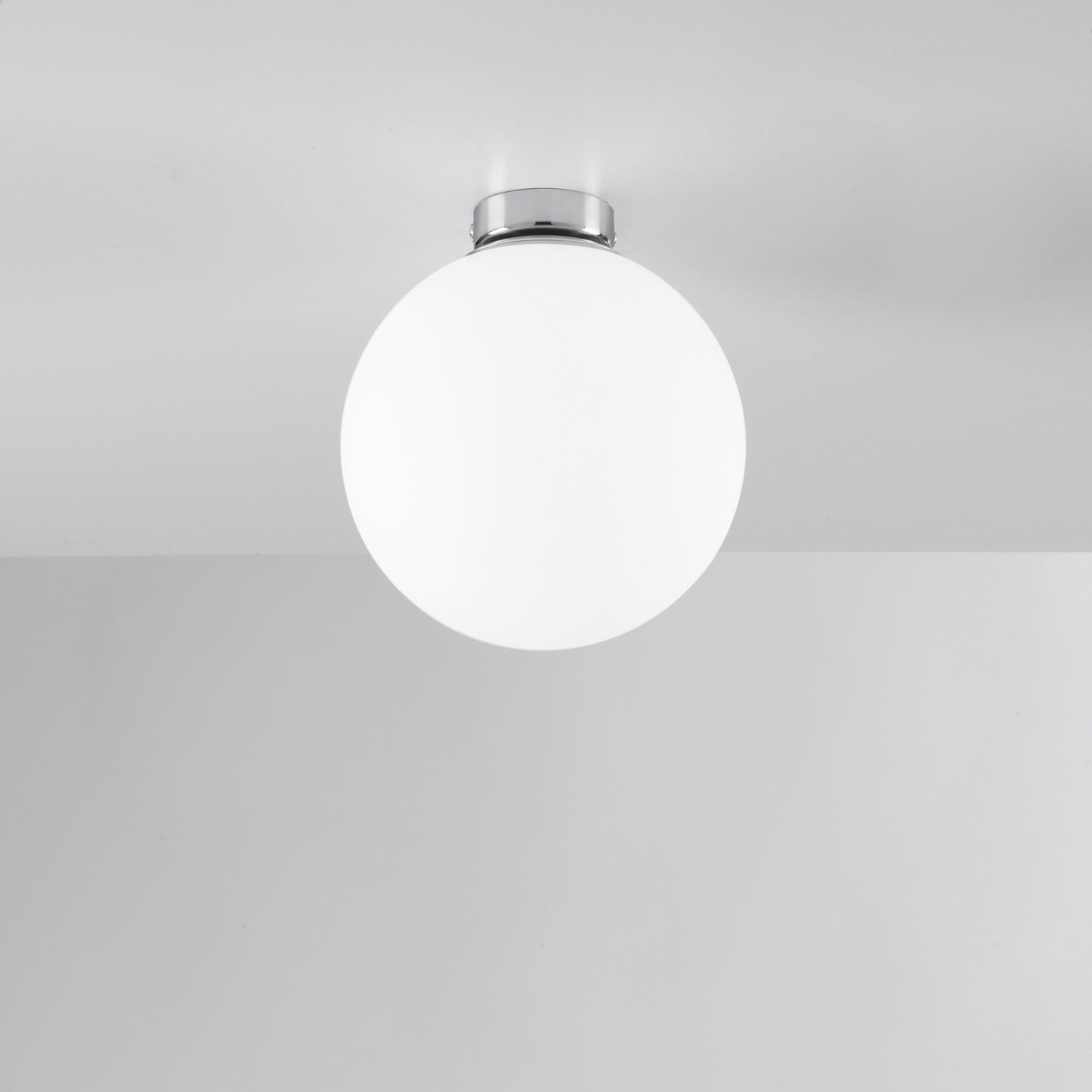 Plafoniera CITY in metallo cromato con diffusore in vetro bianco 20 cm.