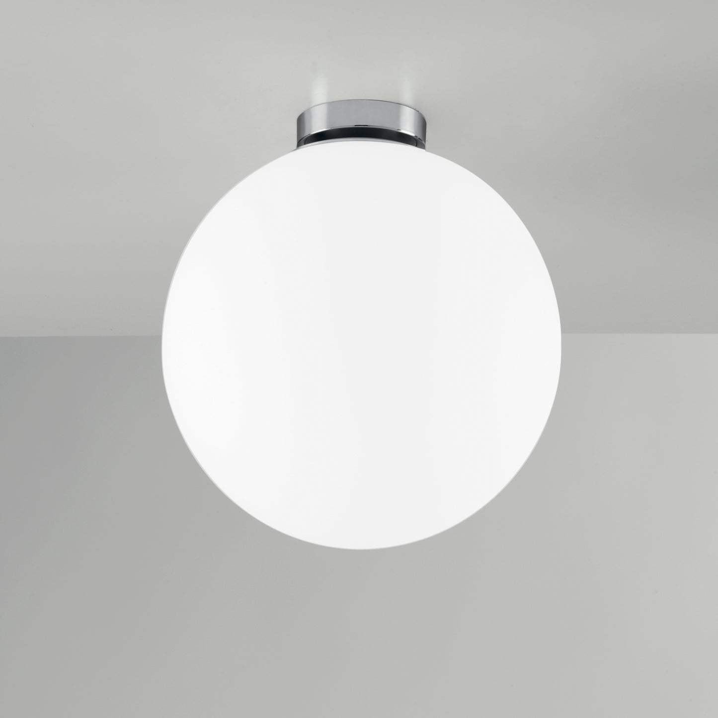 Plafoniera CITY in metallo cromato con diffusore in vetro bianco 30 cm.