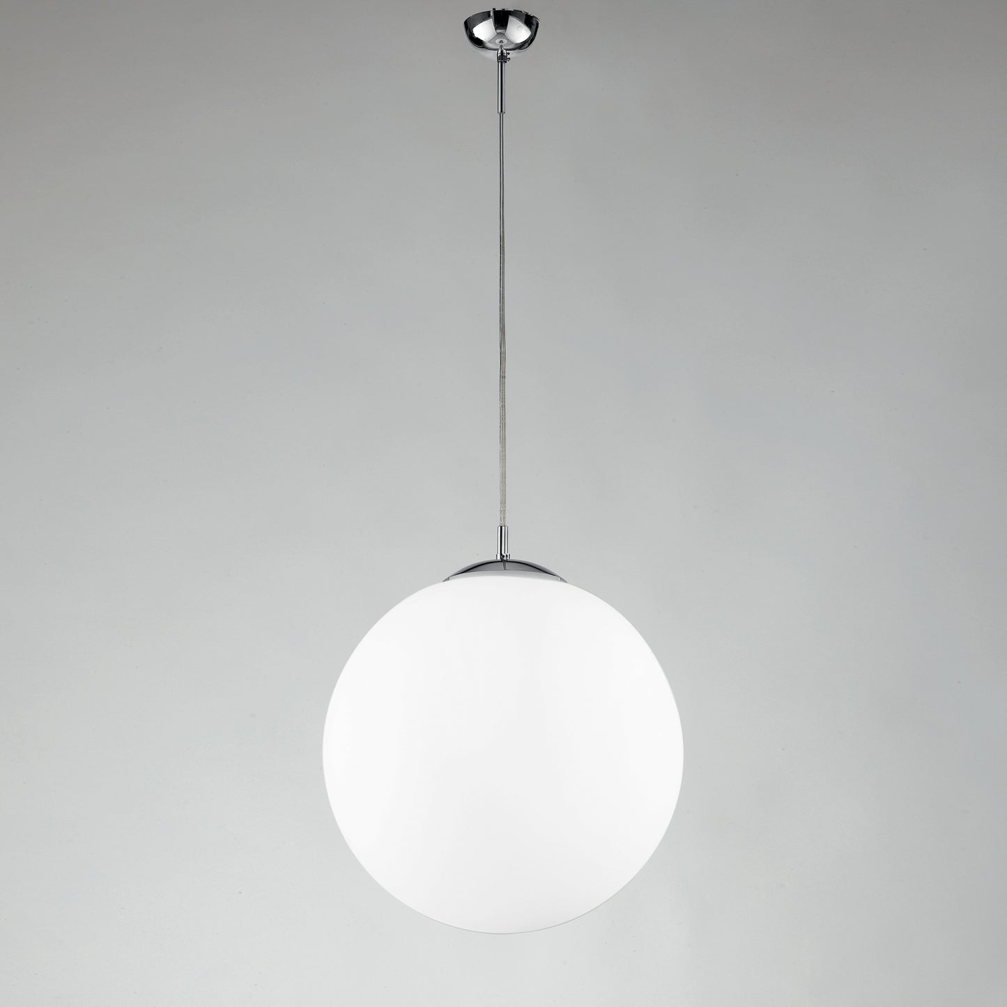 Sospensione CITY in metallo cromato con diffusore singolo in vetro bianco 45 cm.