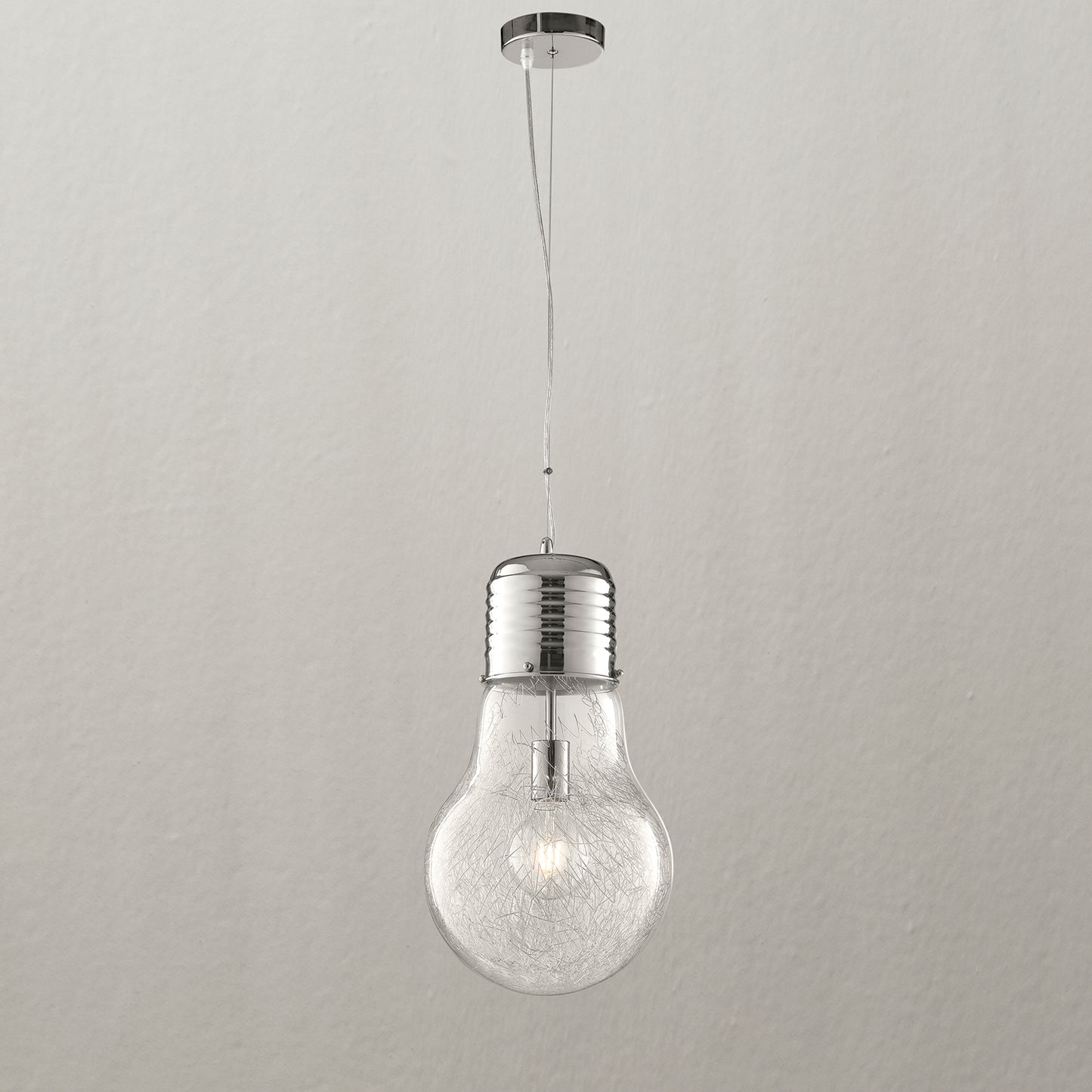 Sospensione LAMPADINA in alluminio cromato e diffusore in vetro 30 cm.