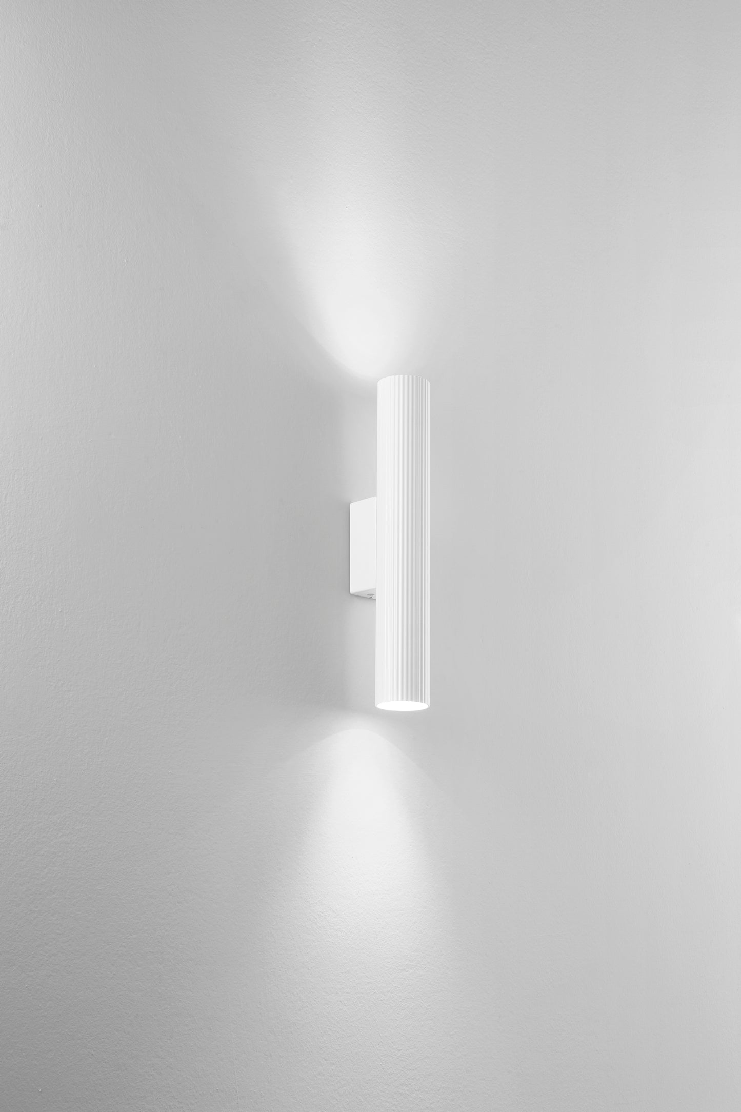 Applique LORD bianco in acciaio e alluminio con fascio luminoso bidirezionale h 35cm.