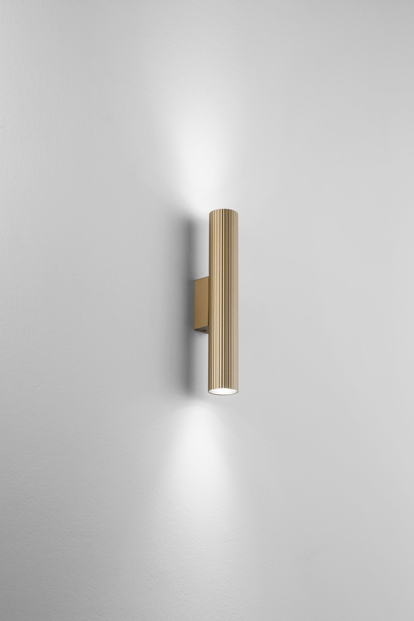 Applique LORD oro in acciaio e alluminio con fascio luminoso bidirezionale h 35cm.