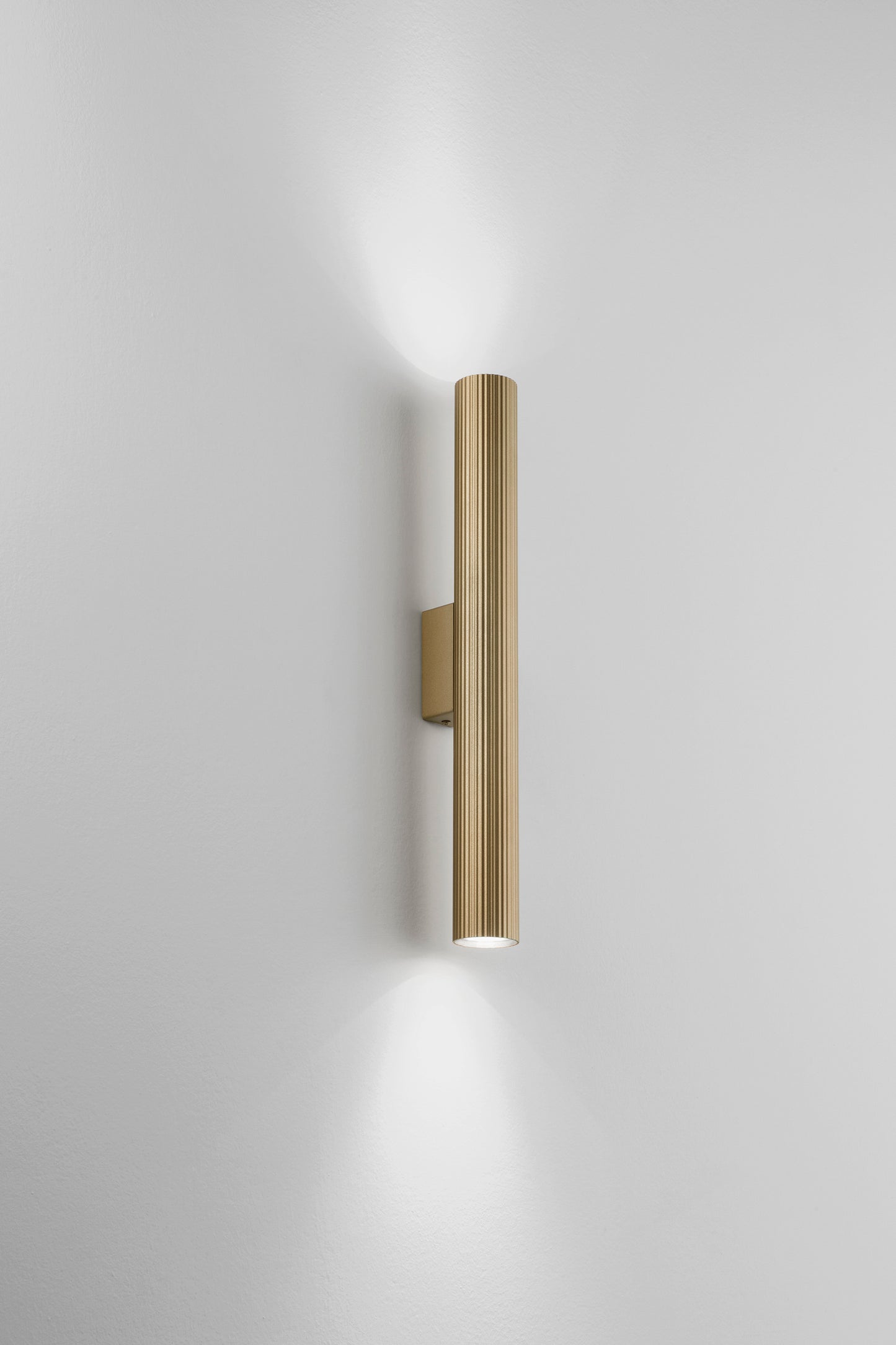Applique LORD oro in acciaio e alluminio con fascio luminoso bidirezionale h 50cm.