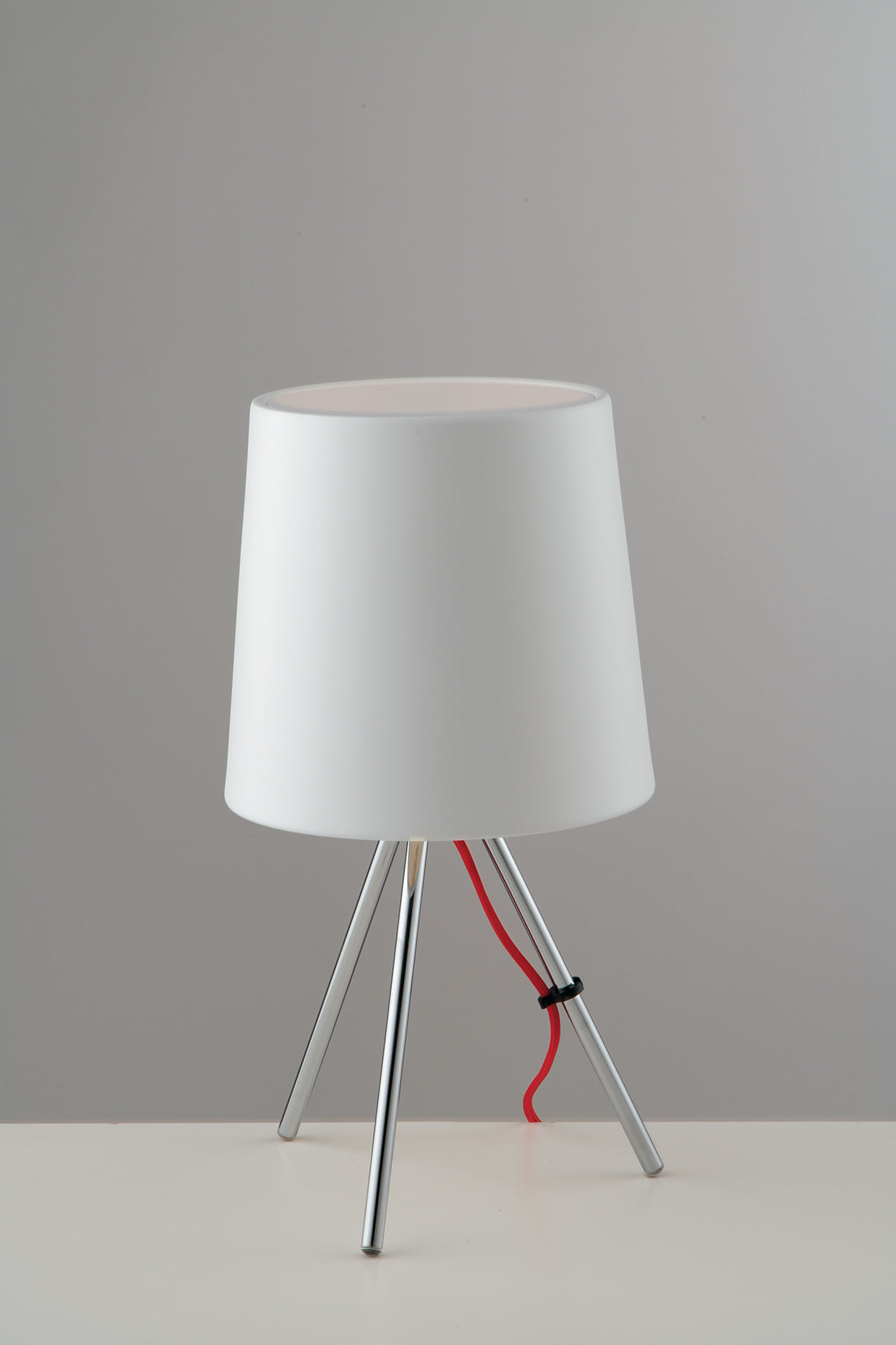Lampada da tavolo MARLEY in metallo argento con paralume in alluminio bianco
