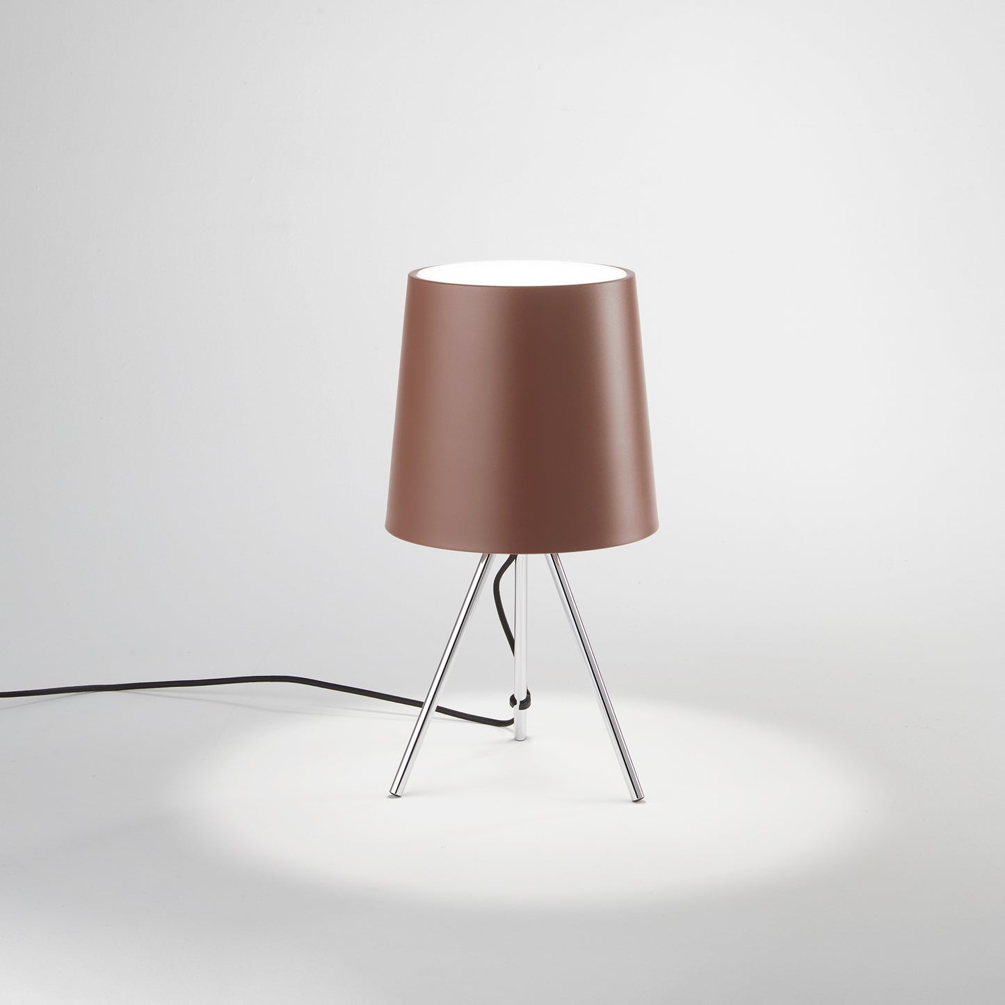Lampada da tavolo MARLEY in metallo argento con paralume in alluminio marrone