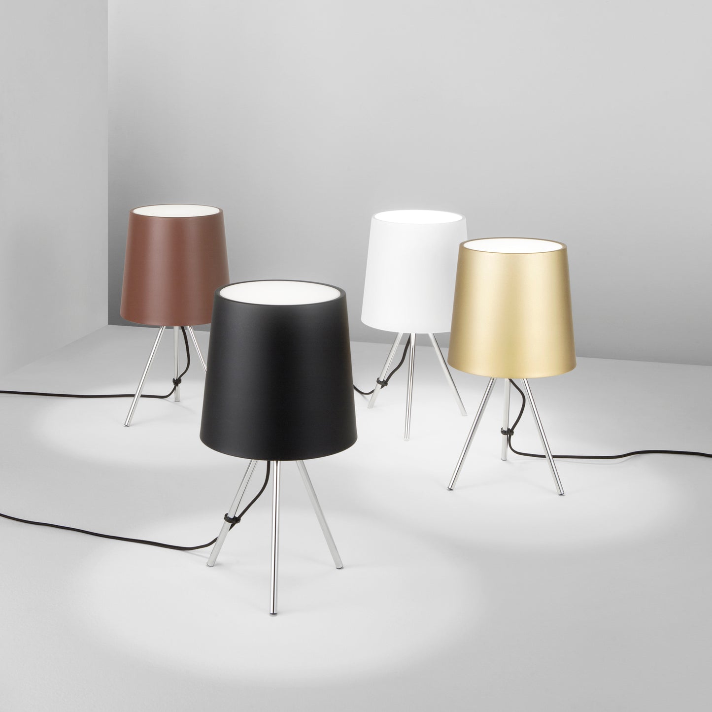Lampada da tavolo MARLEY in metallo argento con paralume in alluminio bianco