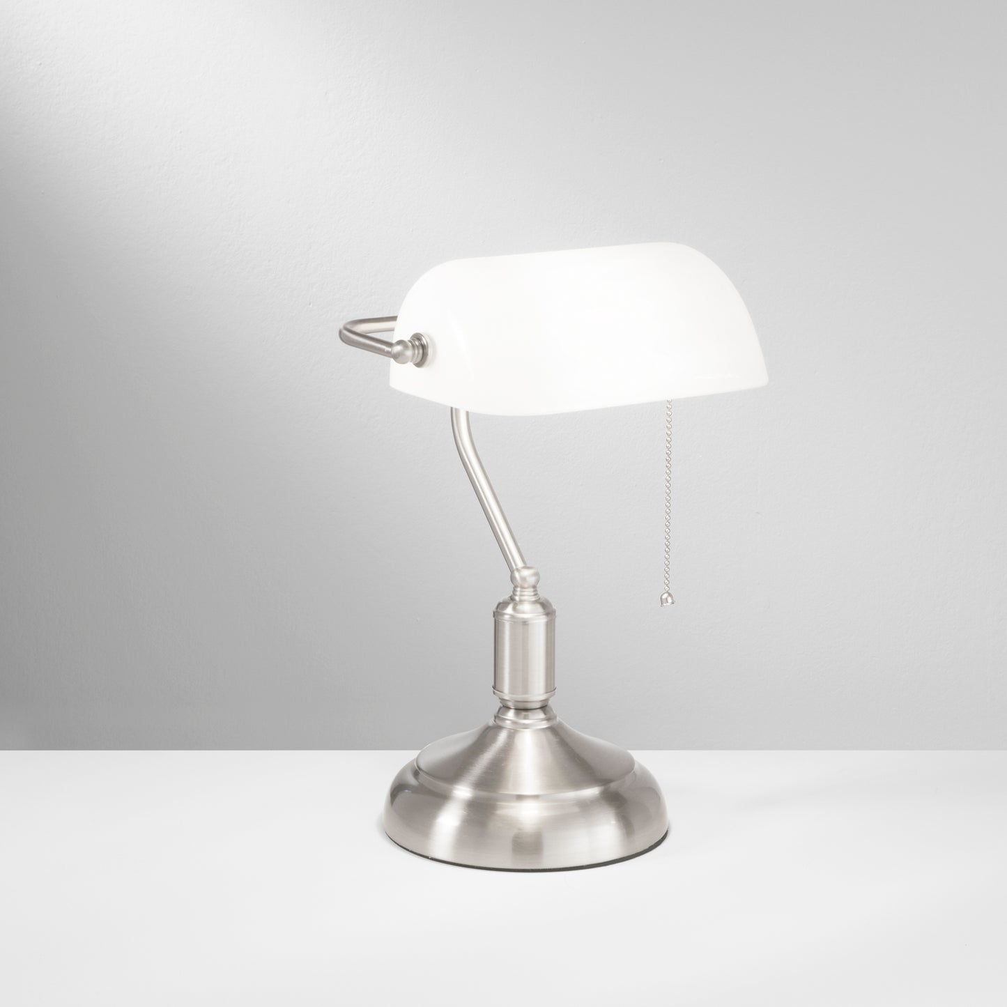 Lampada da tavolo MARSHALL in metallo nichel con diffusore in vetro bianco