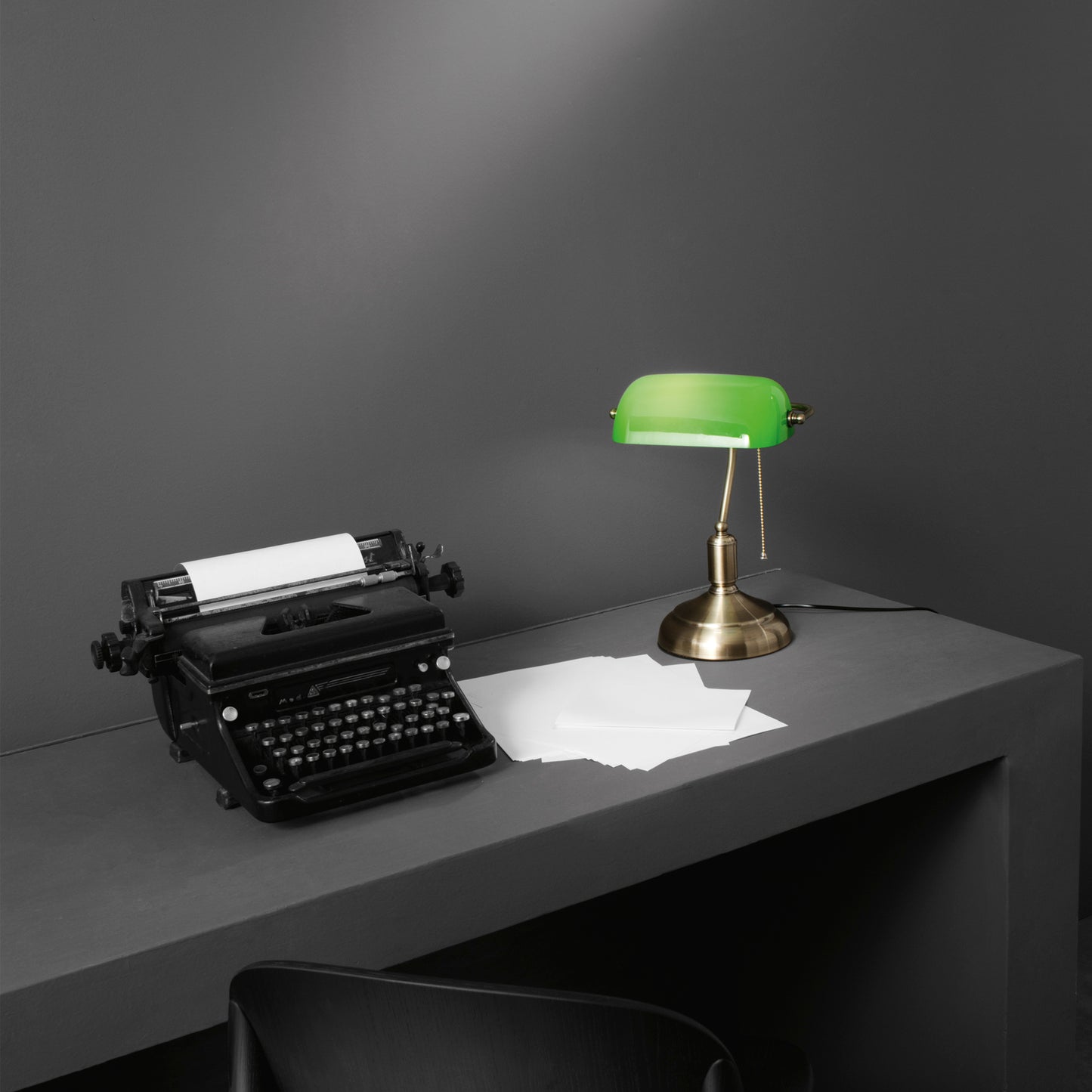 Lampada da tavolo MARSHALL in metallo bronzo con diffusore in vetro verde