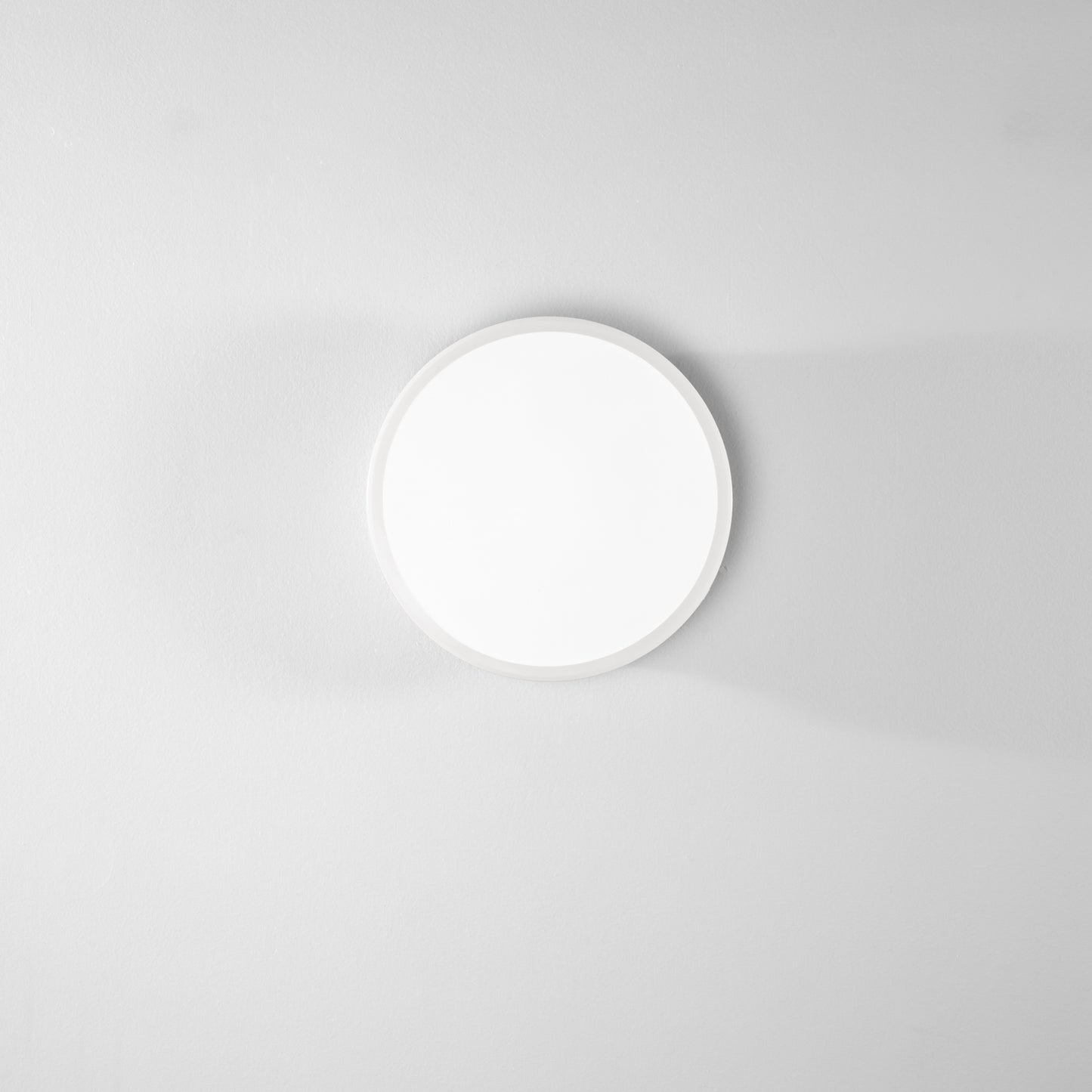 Plafoniera LED MAYFAIR in alluminio bianco, interruttore CCT Ø 30cm.