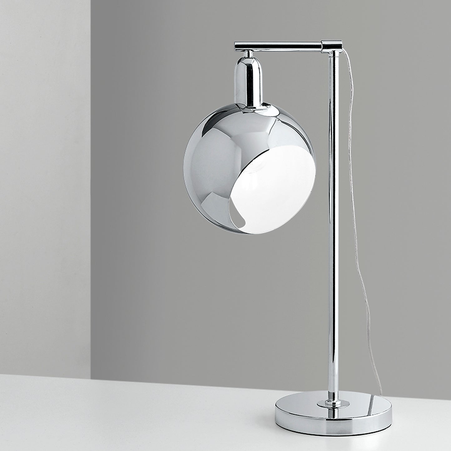 Lampada da tavolo NARCISO in metallo cromo specchiato con sfera orientabile